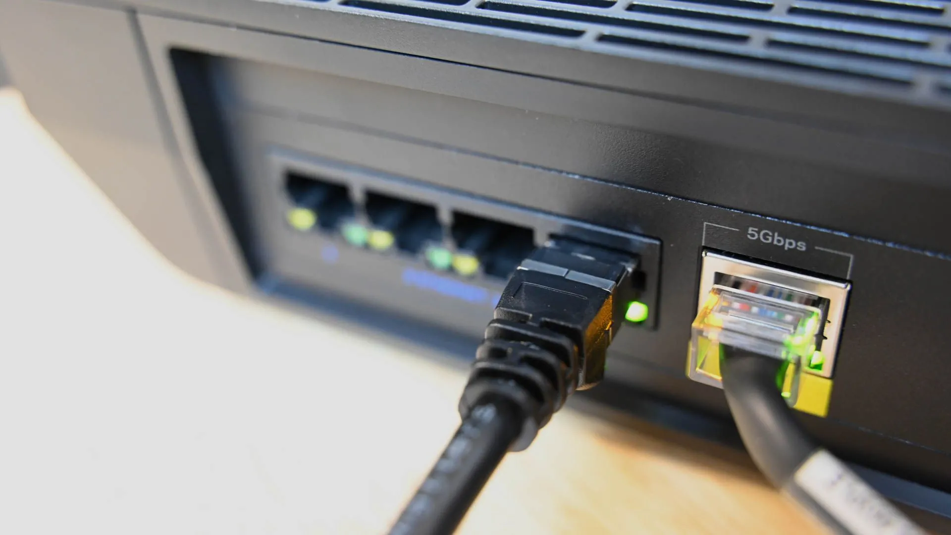 Cận cảnh cáp Ethernet cắm vào cổng mạng trên bộ định tuyến, biểu tượng cho kết nối Internet có dây ổn định và đáng tin cậy.