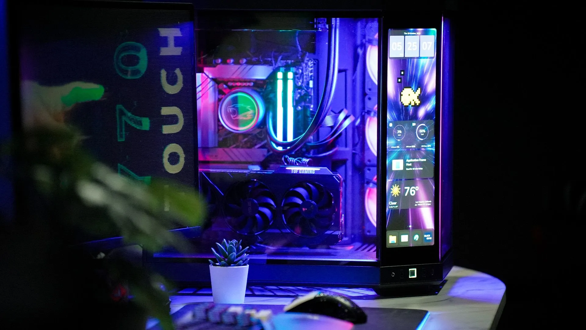 Cận cảnh case HYTE Y70 Touch màu đen với màn hình cảm ứng góc cạnh độc đáo, mở rộng khả năng cá nhân hóa cho PC