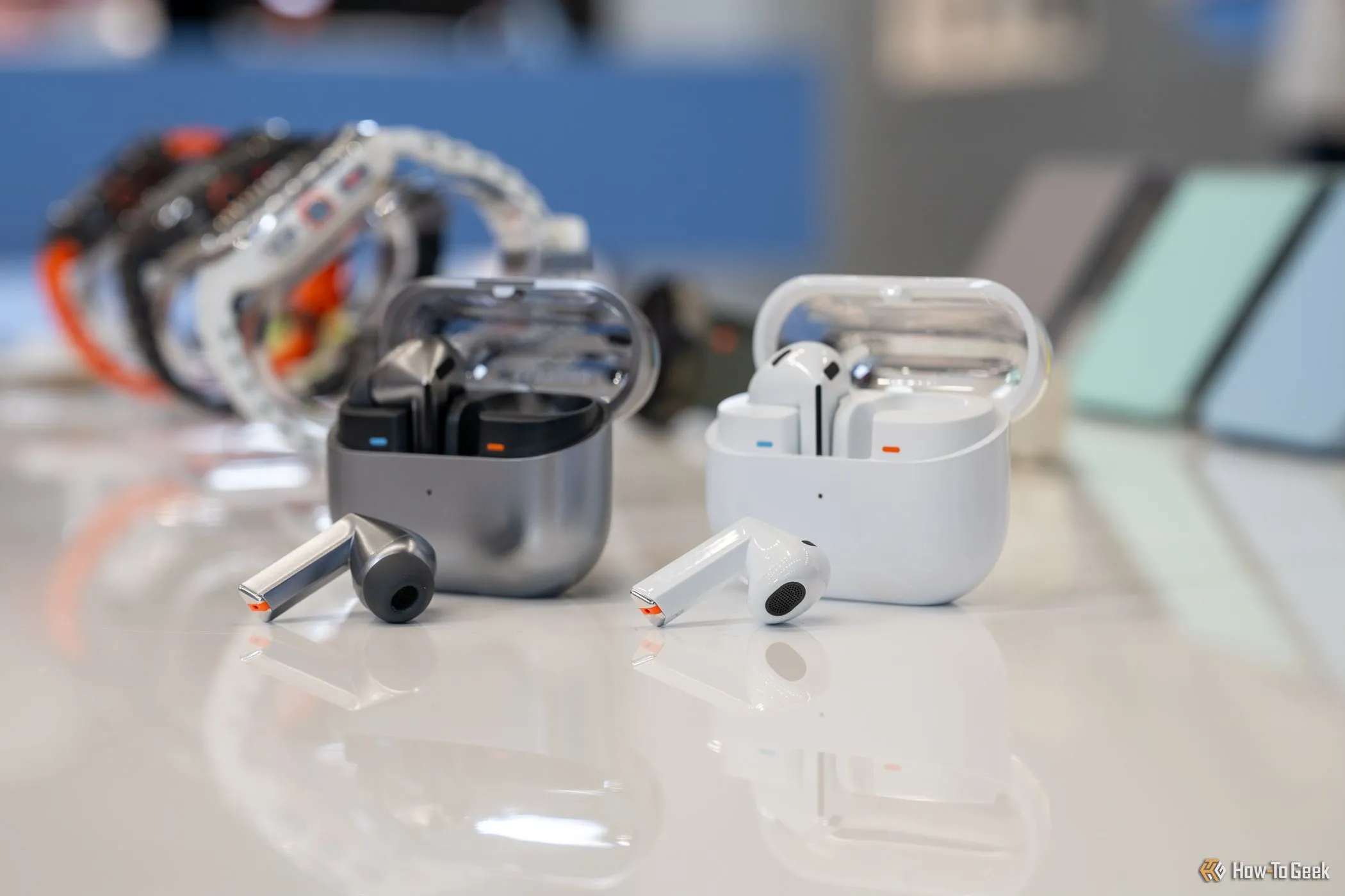 Cận cảnh hai mẫu tai nghe Samsung Galaxy Buds 3 Pro và Galaxy Buds 3 đặt cạnh nhau