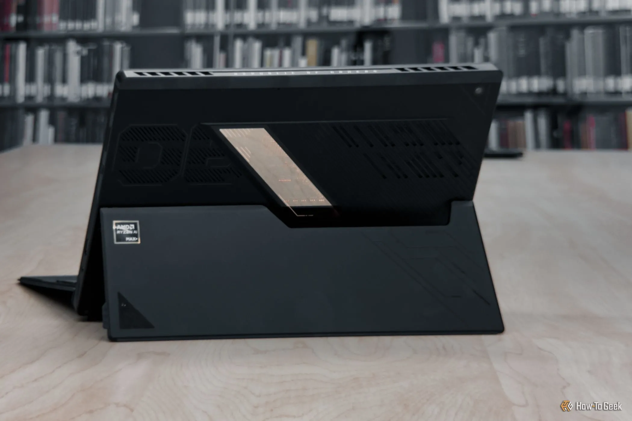 Cận cảnh mặt lưng của ASUS ROG Flow Z13, làm nổi bật chi tiết thiết kế công nghiệp và logo ROG