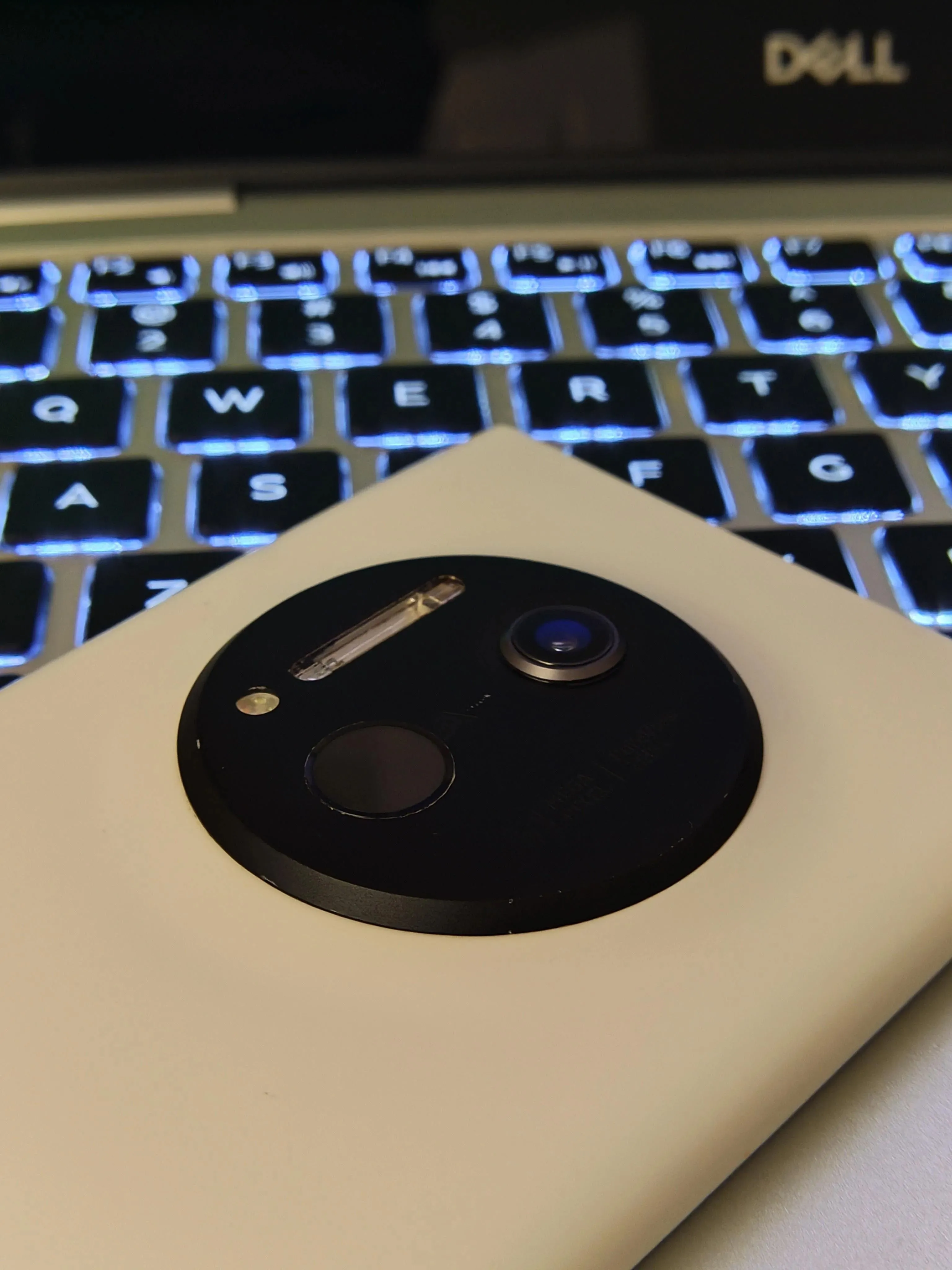 Cận cảnh mặt lưng của LumiPhone, cho thấy cụm camera độc đáo của Nokia Lumia 1020