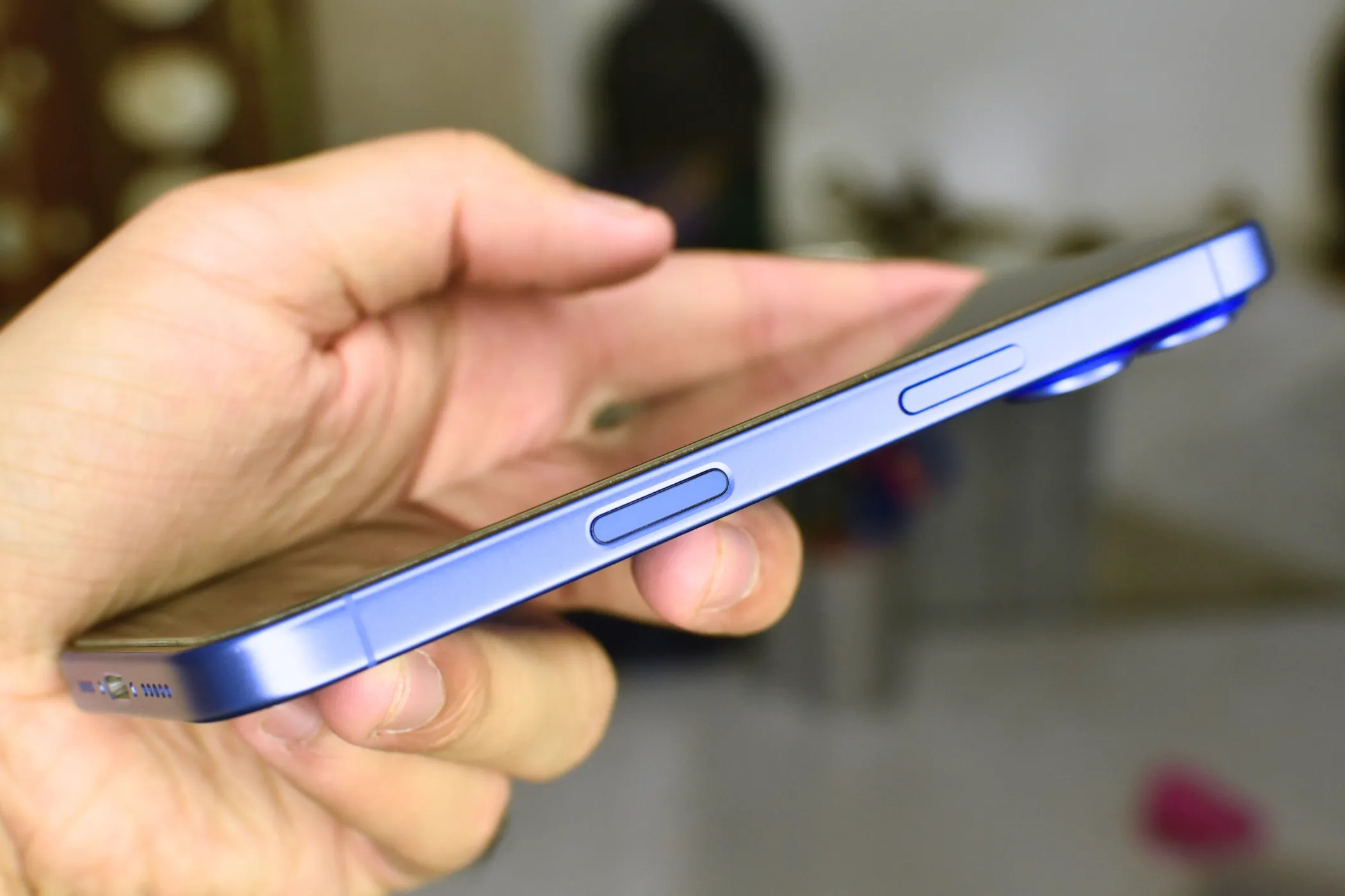 Cận cảnh nút Camera Control mới trên thân máy iPhone 16, chi tiết về thiết kế nút vật lý.