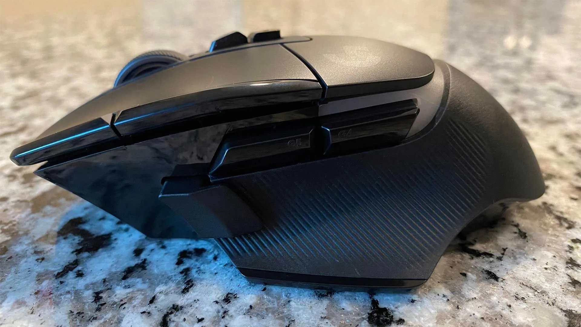 Cạnh bên chuột gaming không dây Logitech G502 X Plus với các nút DPI