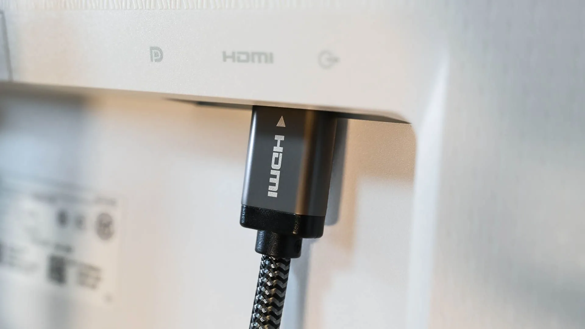 Cáp HDMI được cắm vào cổng máy tính, minh họa việc lựa chọn cáp phù hợp cho màn hình gaming.