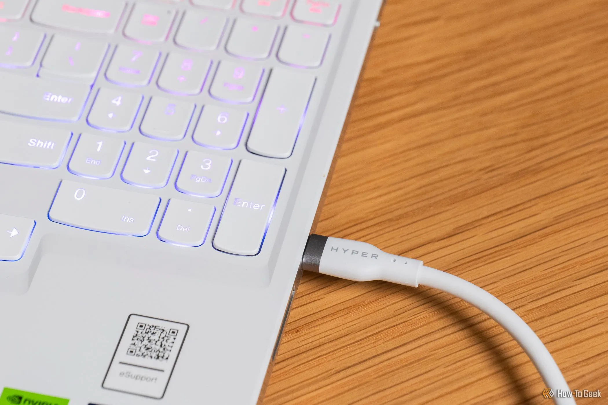 Cáp HYPER HyperJuice 240W Silicone USB-C sang USB-C cắm vào laptop