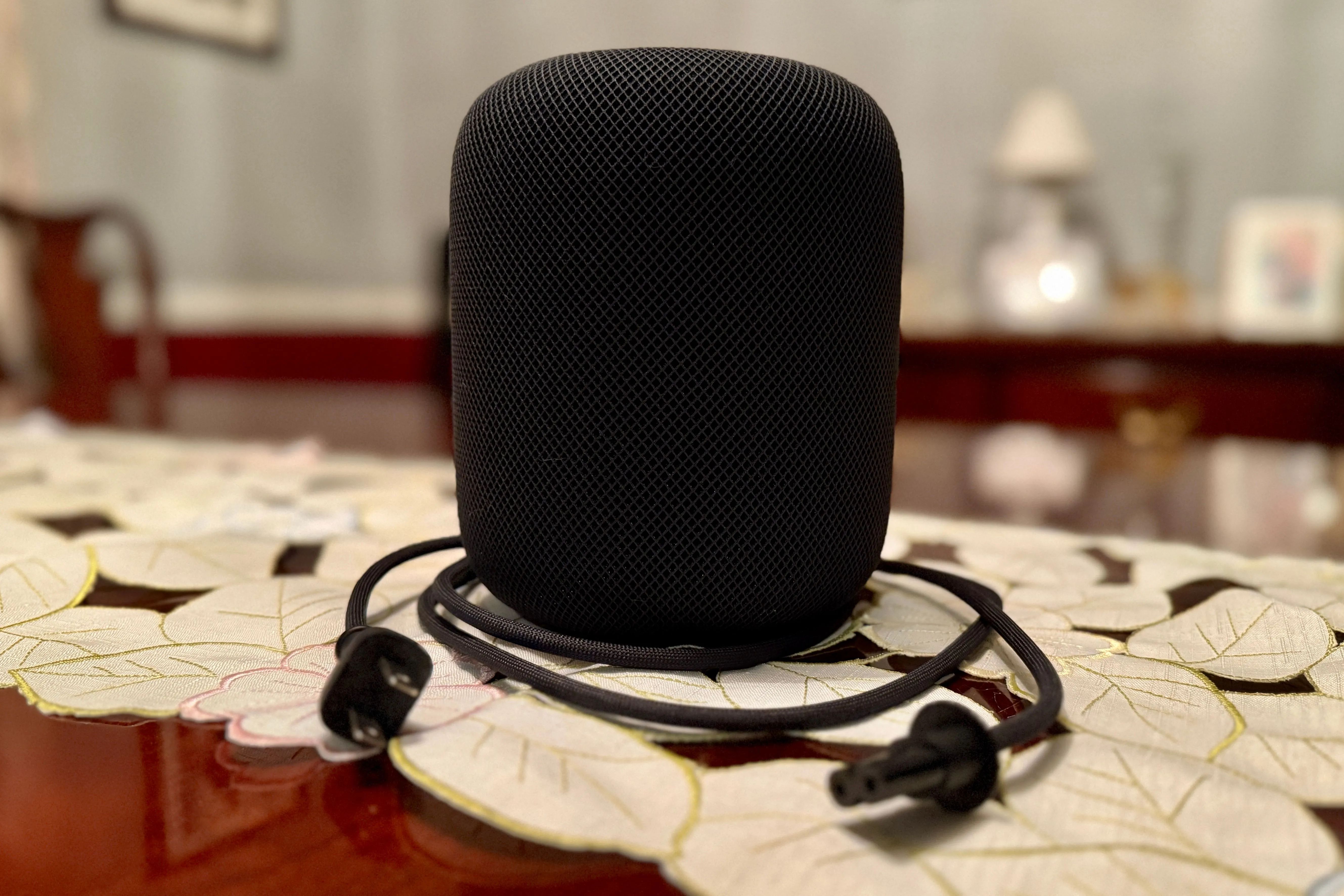 Cáp nguồn có thể tháo rời của HomePod thế hệ 2, quấn quanh thân loa, cho thấy sự tiện lợi trong việc quản lý dây.