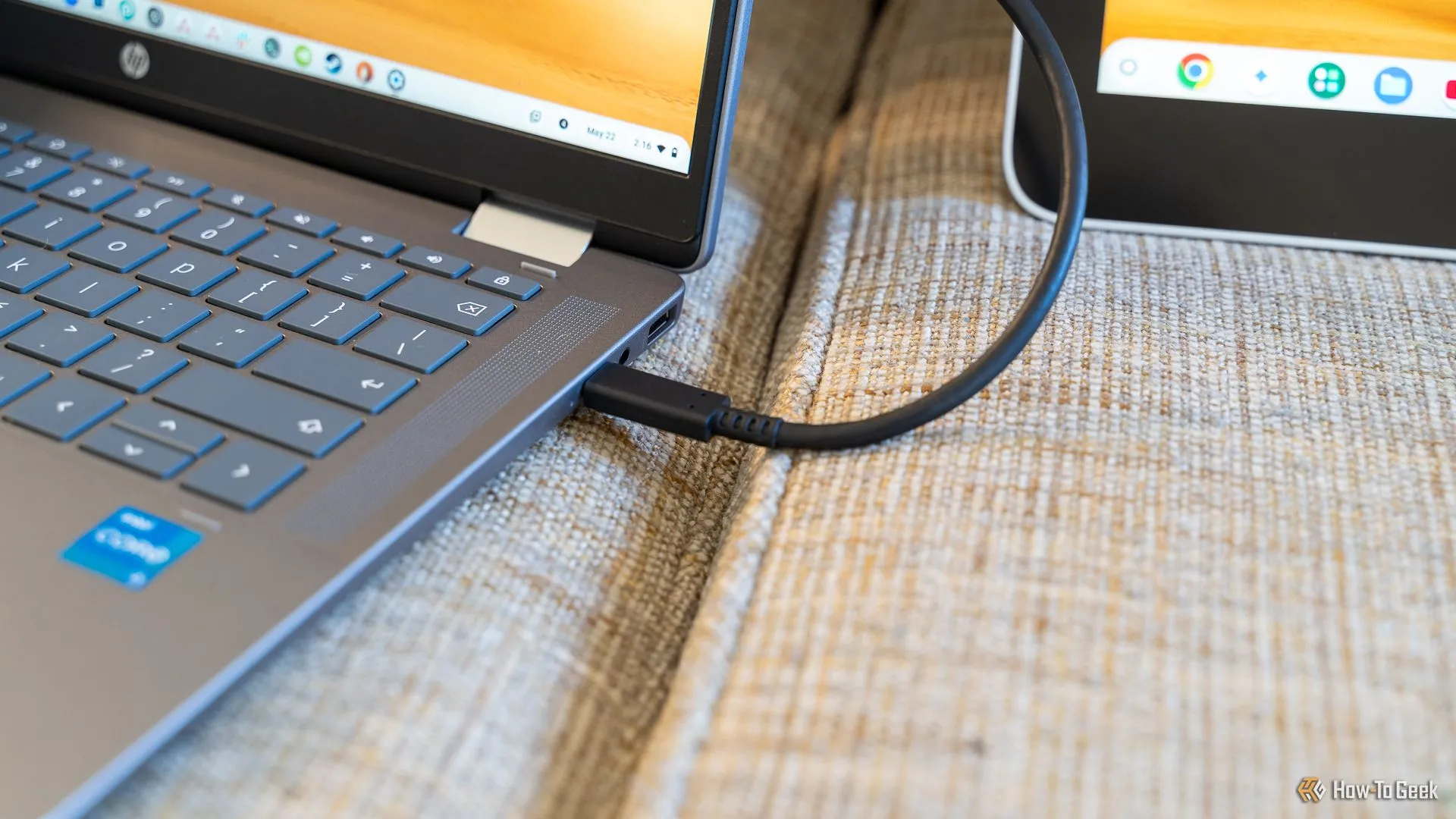 Cáp USB-C kết nối bảng vẽ Wacom với Chromebook để truyền dữ liệu và hiển thị