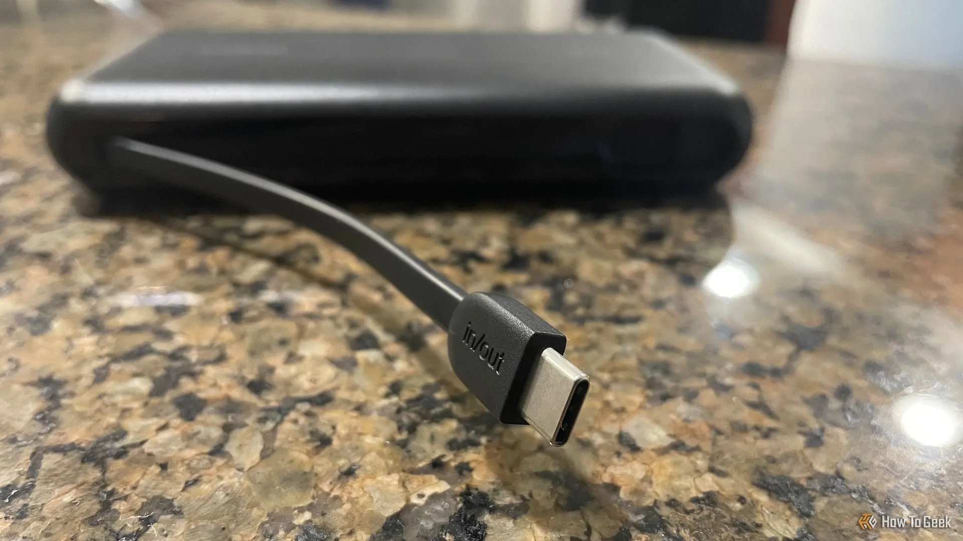 Cáp USB-C tích hợp tiện lợi được kéo ra từ pin sạc dự phòng Belkin BoostCharge Power Bank 20K, sẵn sàng sử dụng.