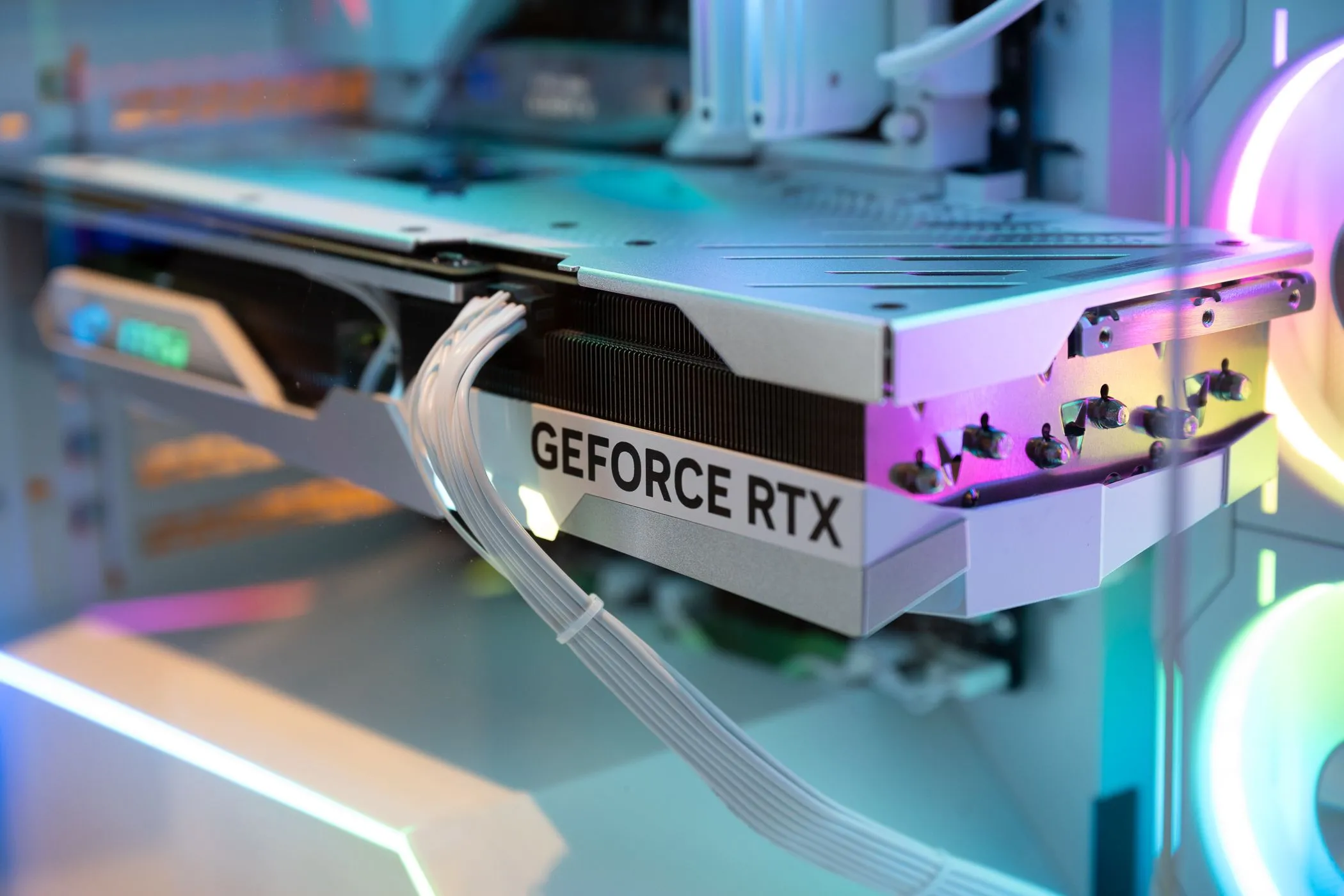 Card đồ họa NVIDIA GeForce RTX bên trong một chiếc PC gaming hiện đại, tối ưu cho trải nghiệm game.