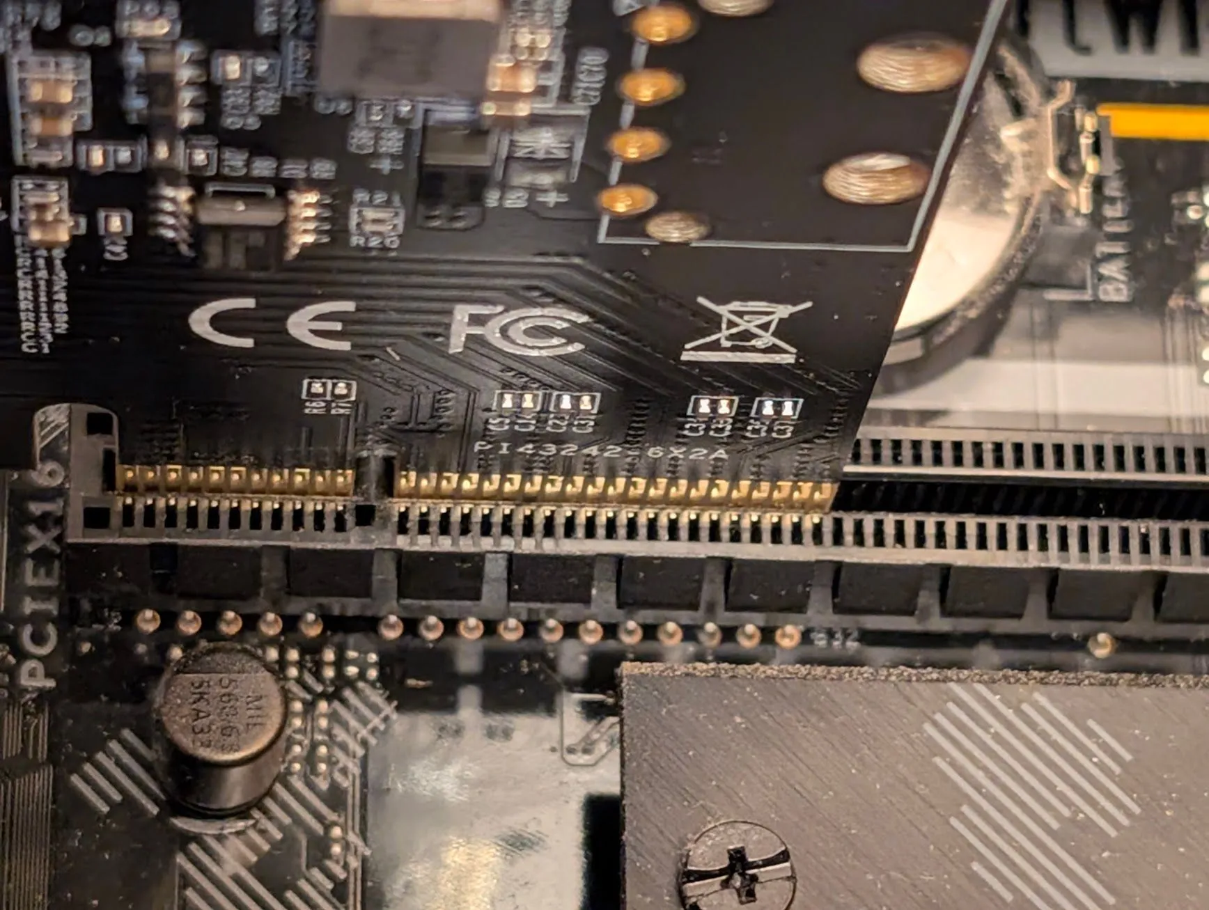 Card PCIe x4 được lắp vào khe cắm x16 trên bo mạch chủ.