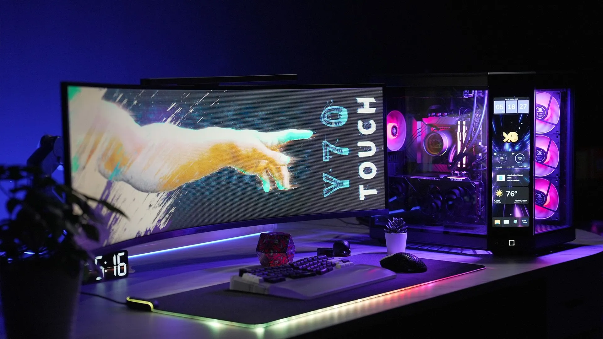 Case PC HYTE Y70 Touch màu đen với màn hình cảm ứng tích hợp hiển thị thông tin máy tính trên bàn làm việc