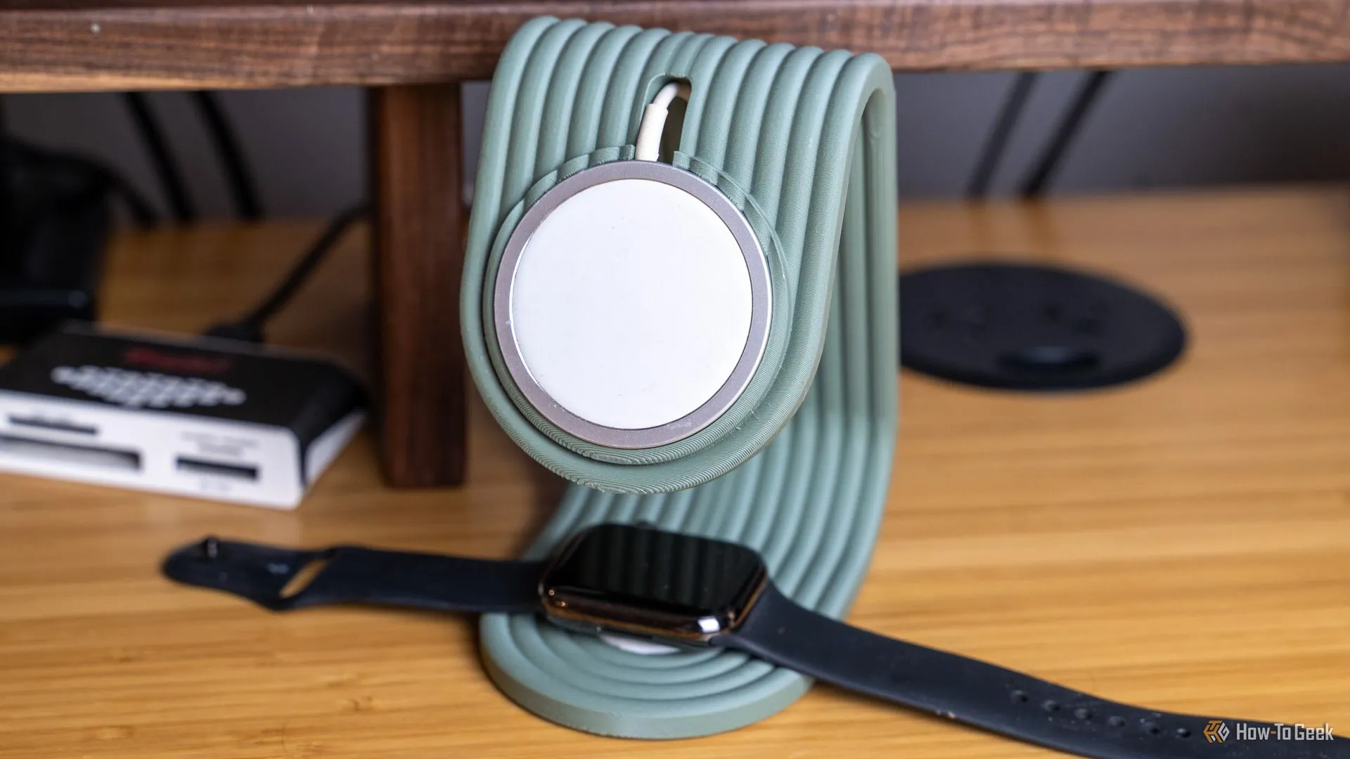 Chân đế sạc MagSafe in 3D cho iPhone và Apple Watch trên bàn tre.