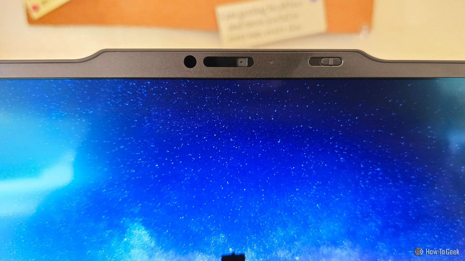 Chi tiết camera FHD 1080p IR của Lenovo ThinkPad X1 Carbon Gen 13 Aura Edition, tích hợp tính năng bảo mật và gọi video