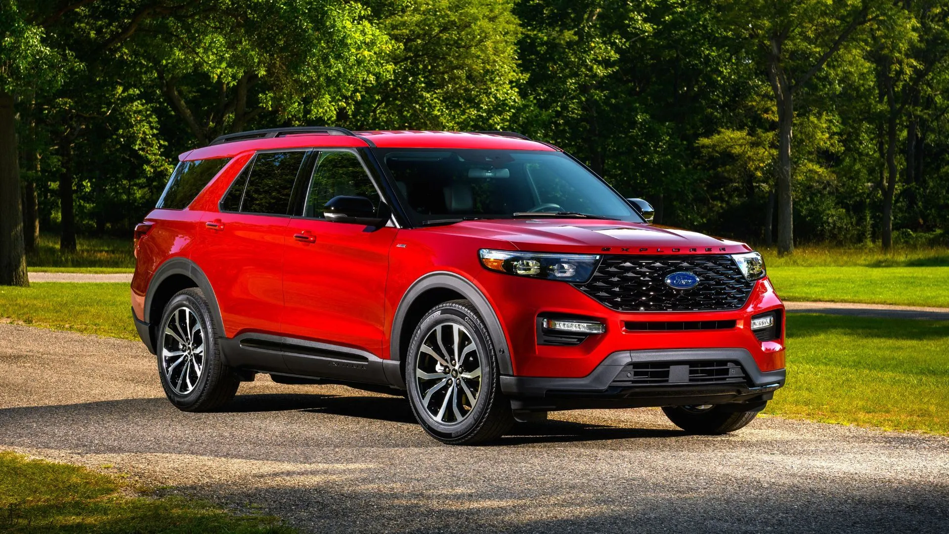 Chiếc Ford Explorer ST-Line màu trắng đang di chuyển trên con đường nhựa, tượng trưng cho các đợt triệu hồi xe Ford.