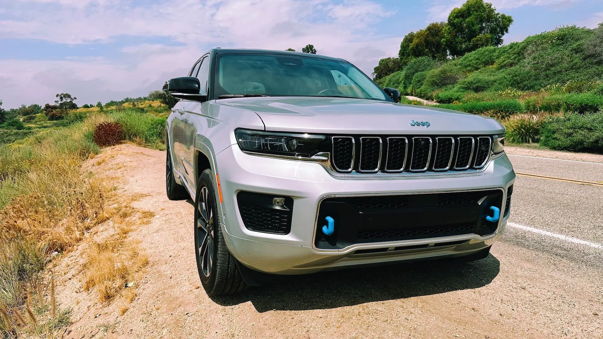 Chiếc xe Jeep Grand Cherokee đời mới màu trắng đang đỗ trên đường cao tốc, thể hiện công nghệ lái bán tự động
