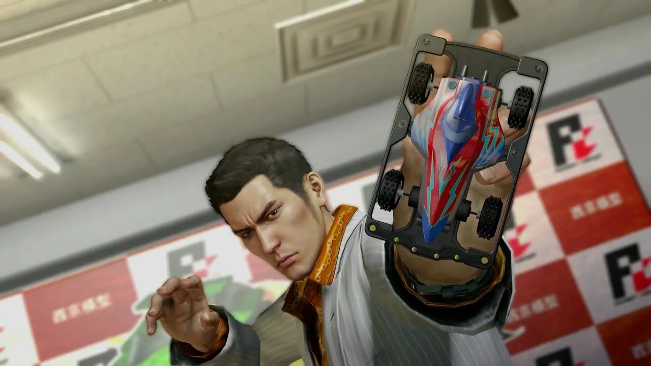 Chiếc xe mô hình đang chạy trên đường đua Pocket Circuit, đại diện cho minigame đua xe thú vị trong Yakuza 0.