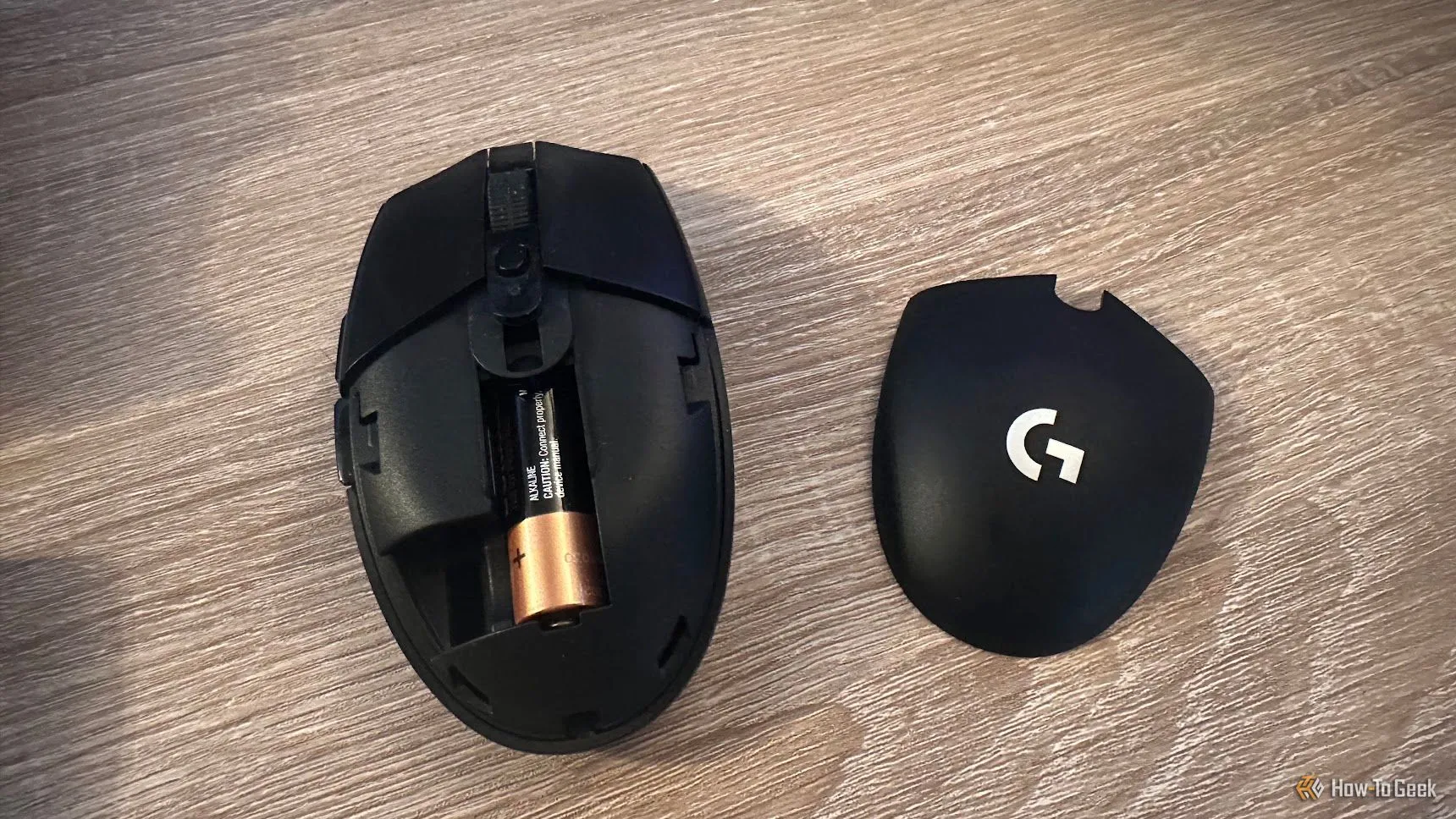 Chuột Logitech G305 đã tháo vỏ, cho thấy vị trí lắp pin AA bên trong