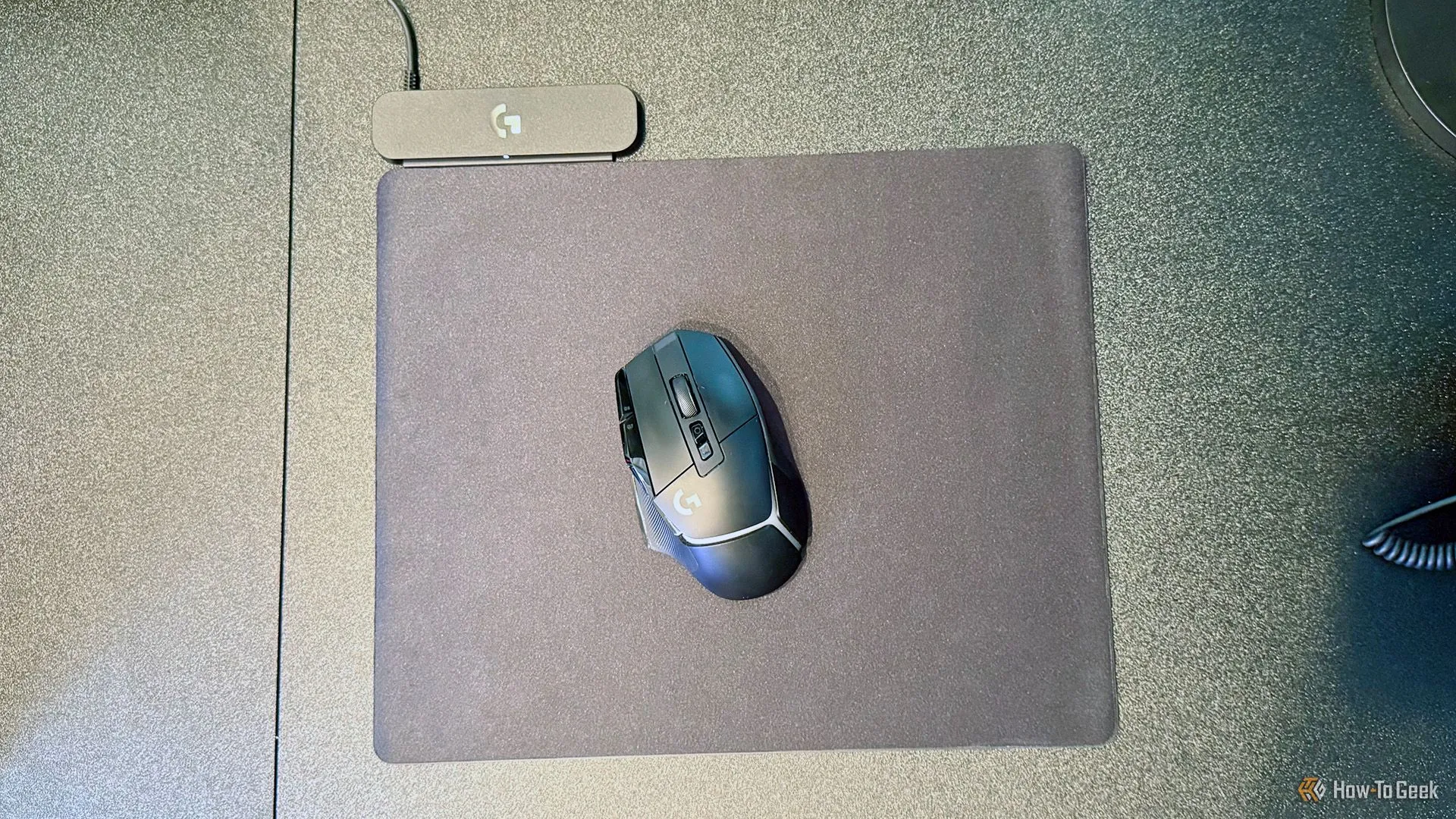 Chuột Logitech G502 X Plus Lightspeed trên hệ thống sạc không dây Logitech G Powerplay 2.