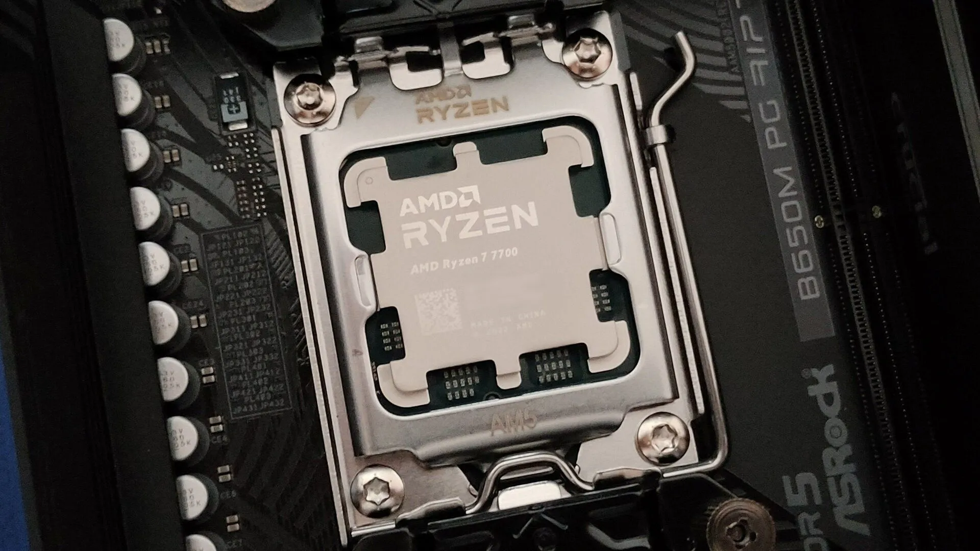 CPU AMD Ryzen 7 7700 trên socket AM5 của bo mạch chủ ASRock B650M PG Riptide