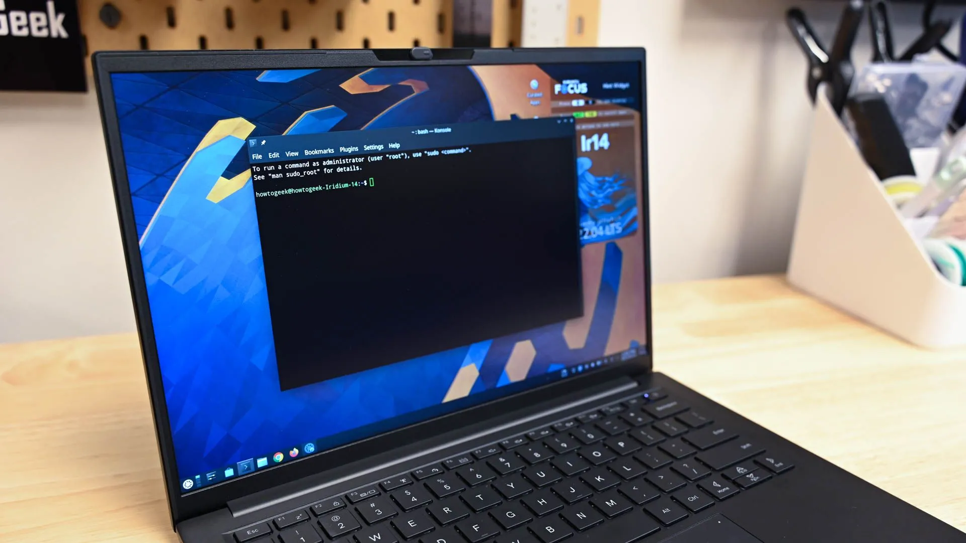Cửa sổ Konsole Terminal đang mở trên laptop Linux Kubuntu Focus Ir14, minh họa giao diện terminal thực tế.