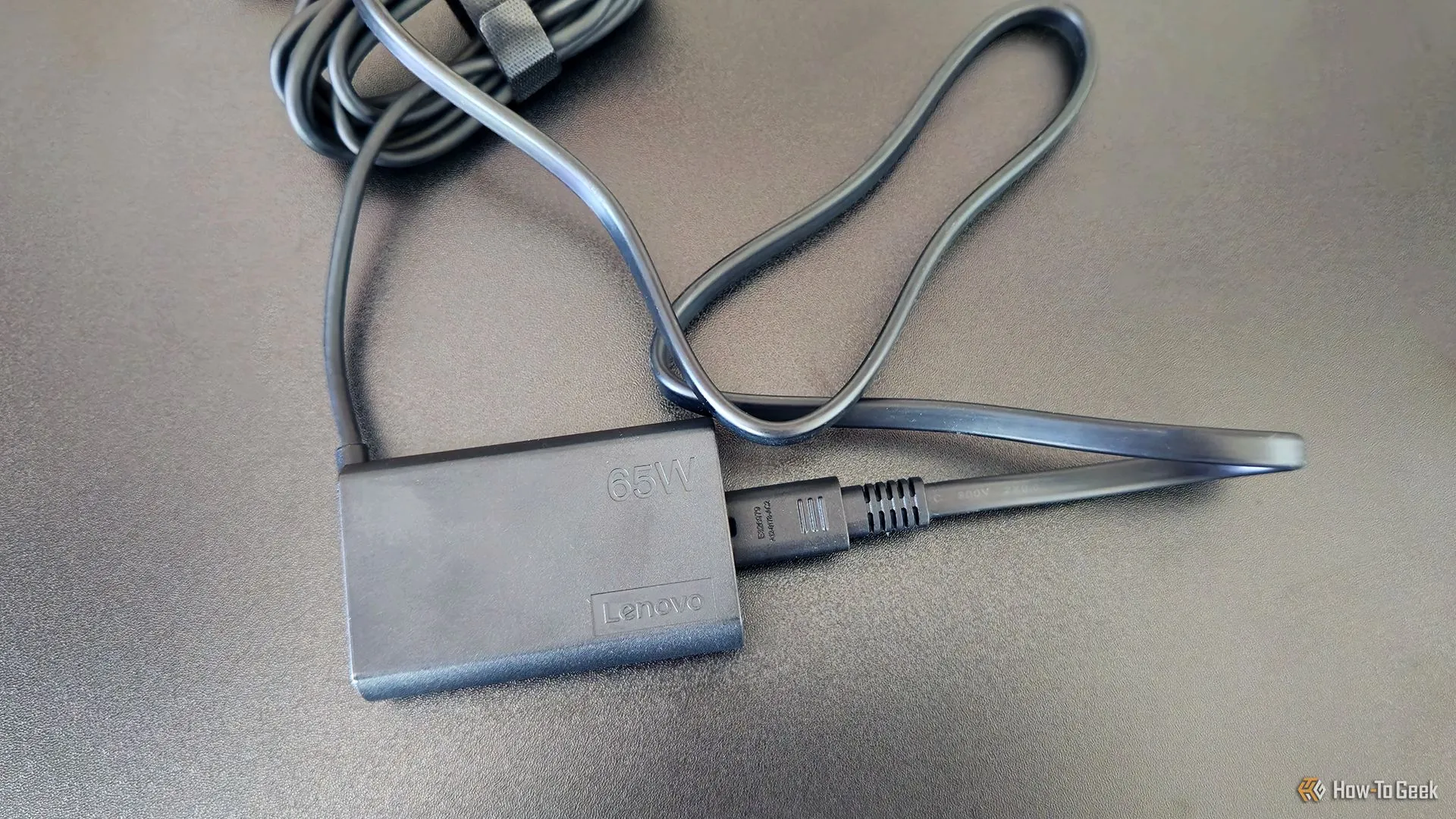 Cục sạc USB-C 65W đi kèm với laptop Lenovo ThinkPad X1 Carbon Gen 13 Aura Edition, nhỏ gọn và tiện lợi cho di chuyển
