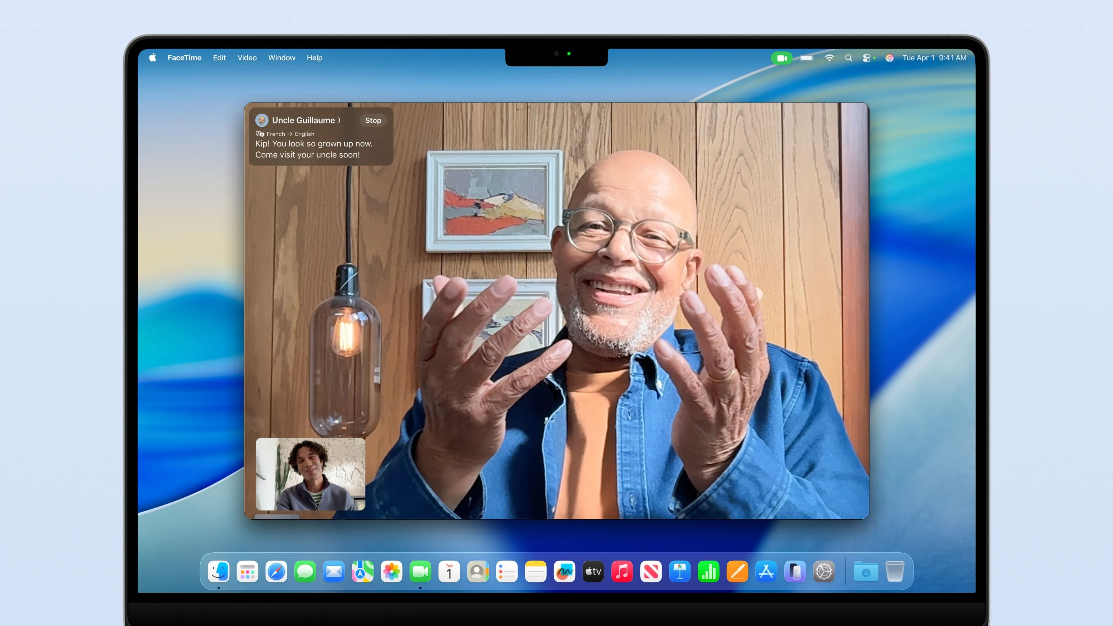 Cuộc gọi video FaceTime trên Mac hiển thị chú và cháu, với tính năng dịch trực tiếp được hiển thị dưới dạng phụ đề trên màn hình, minh họa khả năng giao tiếp xuyên ngôn ngữ của macOS Tahoe.