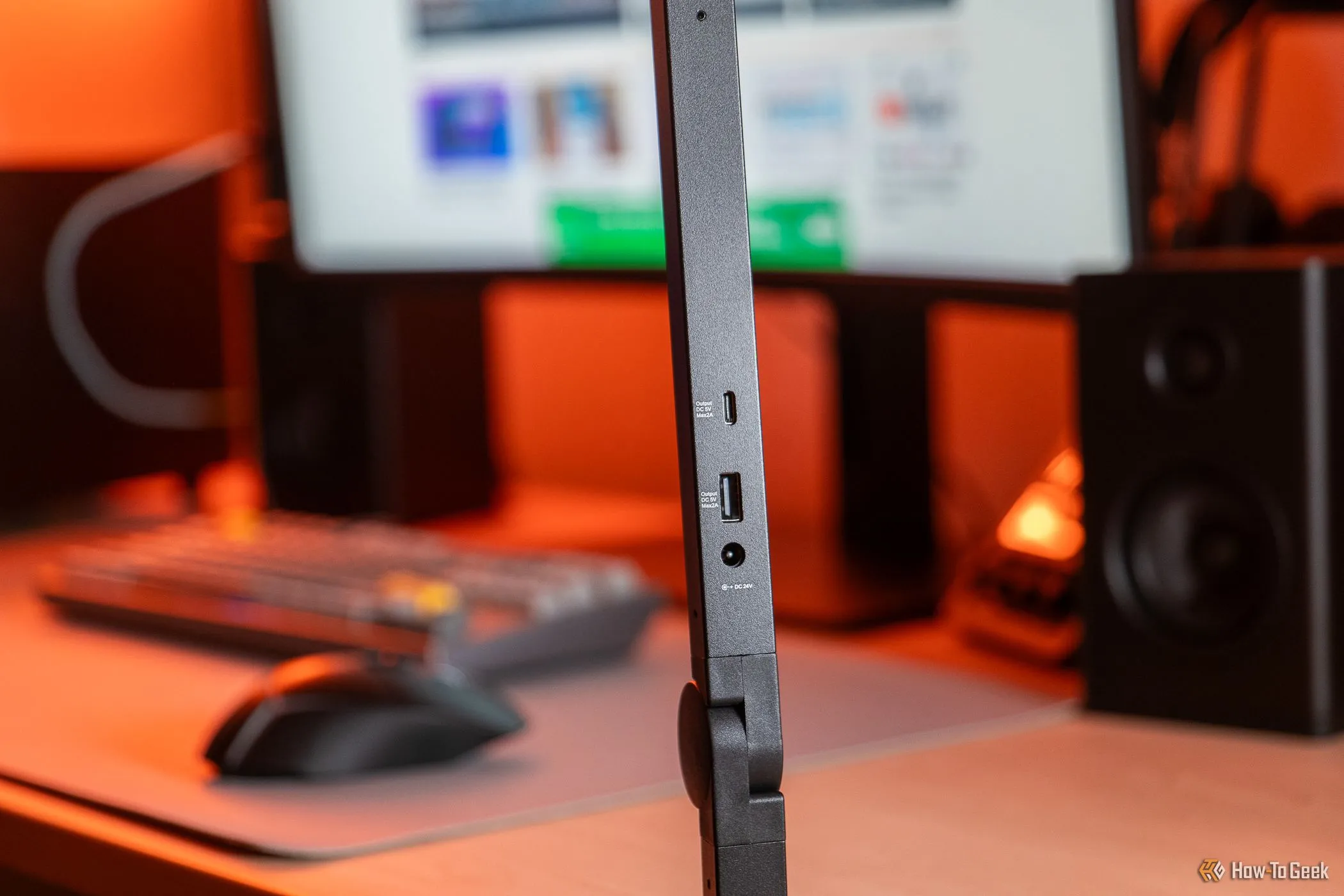 Đèn Lumecube Edgelight 2.0 với cổng USB-C và USB-A, minh họa cho đèn thông minh thường phải sử dụng nguồn điện có dây.