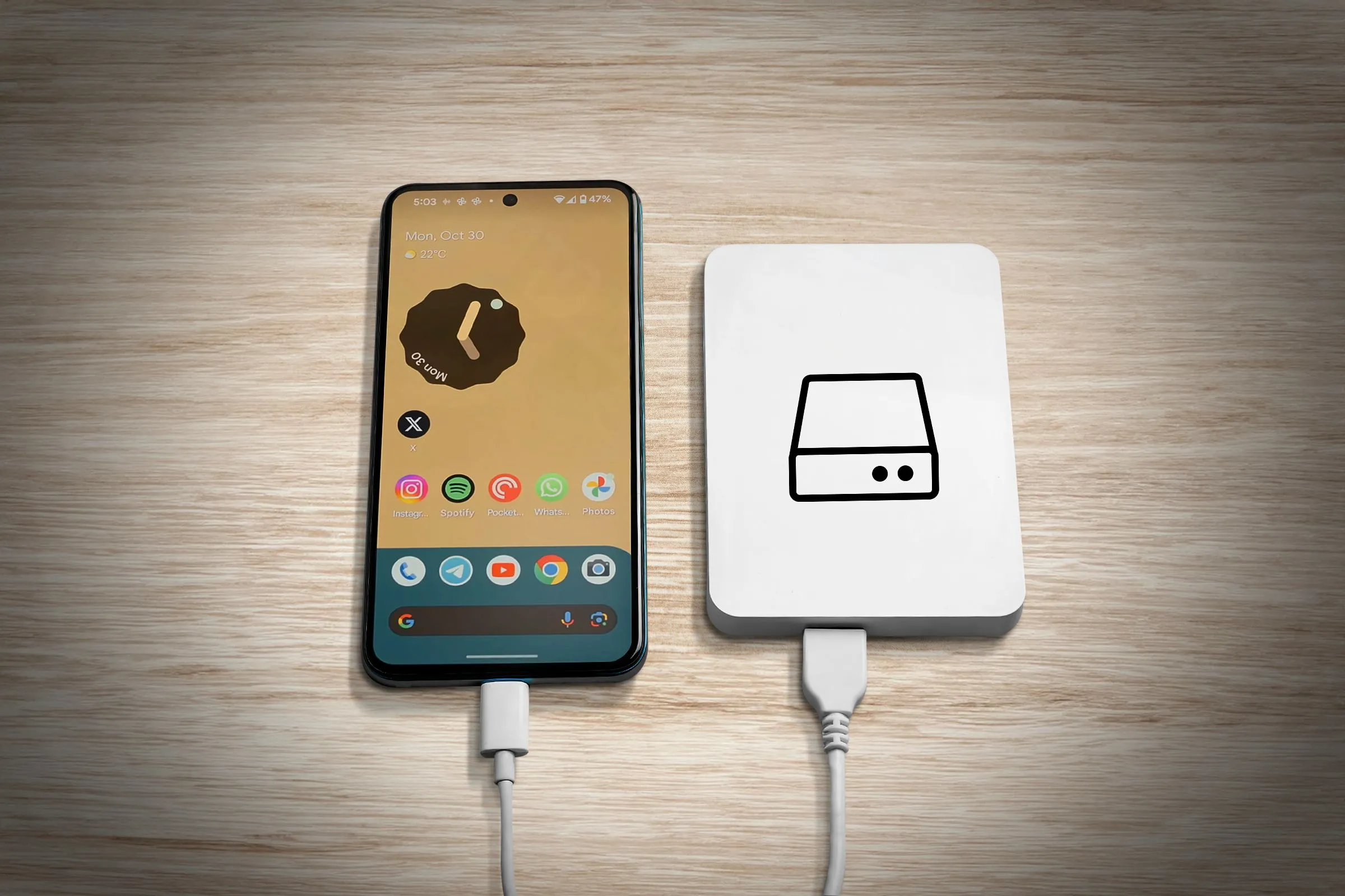 Điện thoại Android kết nối với ổ cứng ngoài, minh họa việc sao lưu dữ liệu game Android