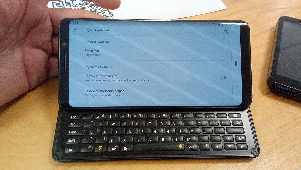 Điện thoại F(x)tec Pro1 với bàn phím QWERTY vật lý trượt mở, gặp vấn đề về thiết kế lỏng lẻo và hạn chế phần mềm.