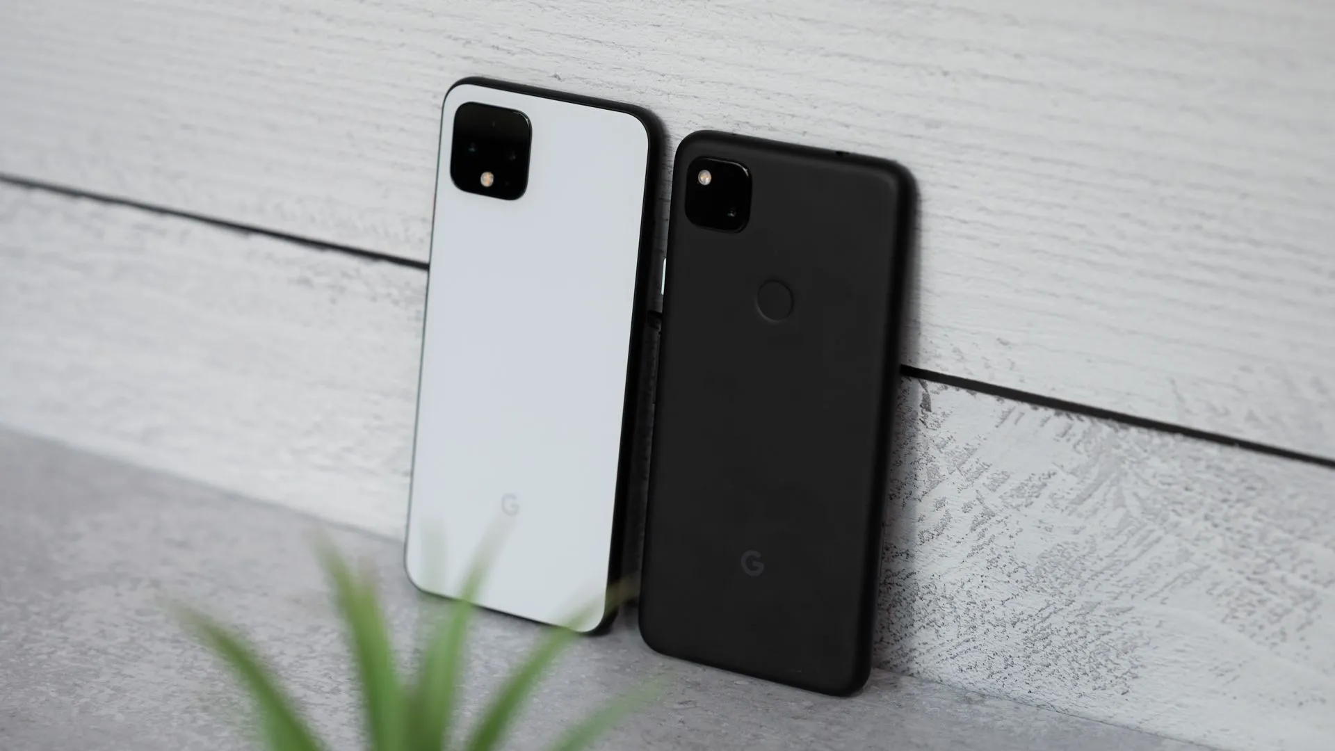 điện thoại Google Pixel 4 và Pixel 4a đặt cạnh nhau