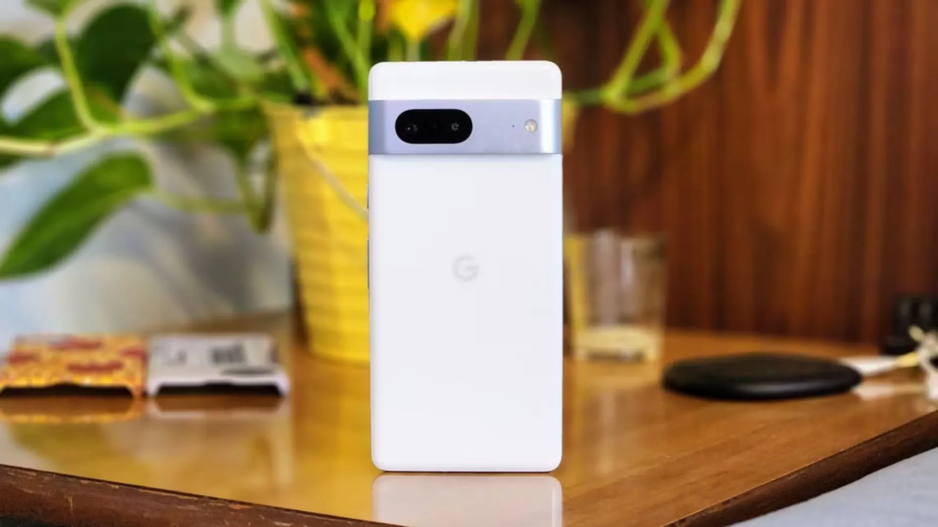 Điện thoại Google Pixel 7 màu đen đứng trên bàn, minh họa cho sức mạnh nhiếp ảnh điện toán và công nghệ AI của Google qua các thế hệ Pixel