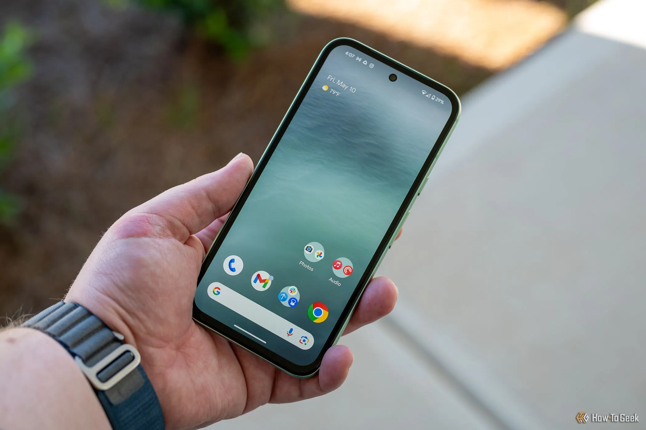 Điện thoại Google Pixel 8a với màn hình hiển thị giao diện Android thuần khiết, viền màn hình mỏng.