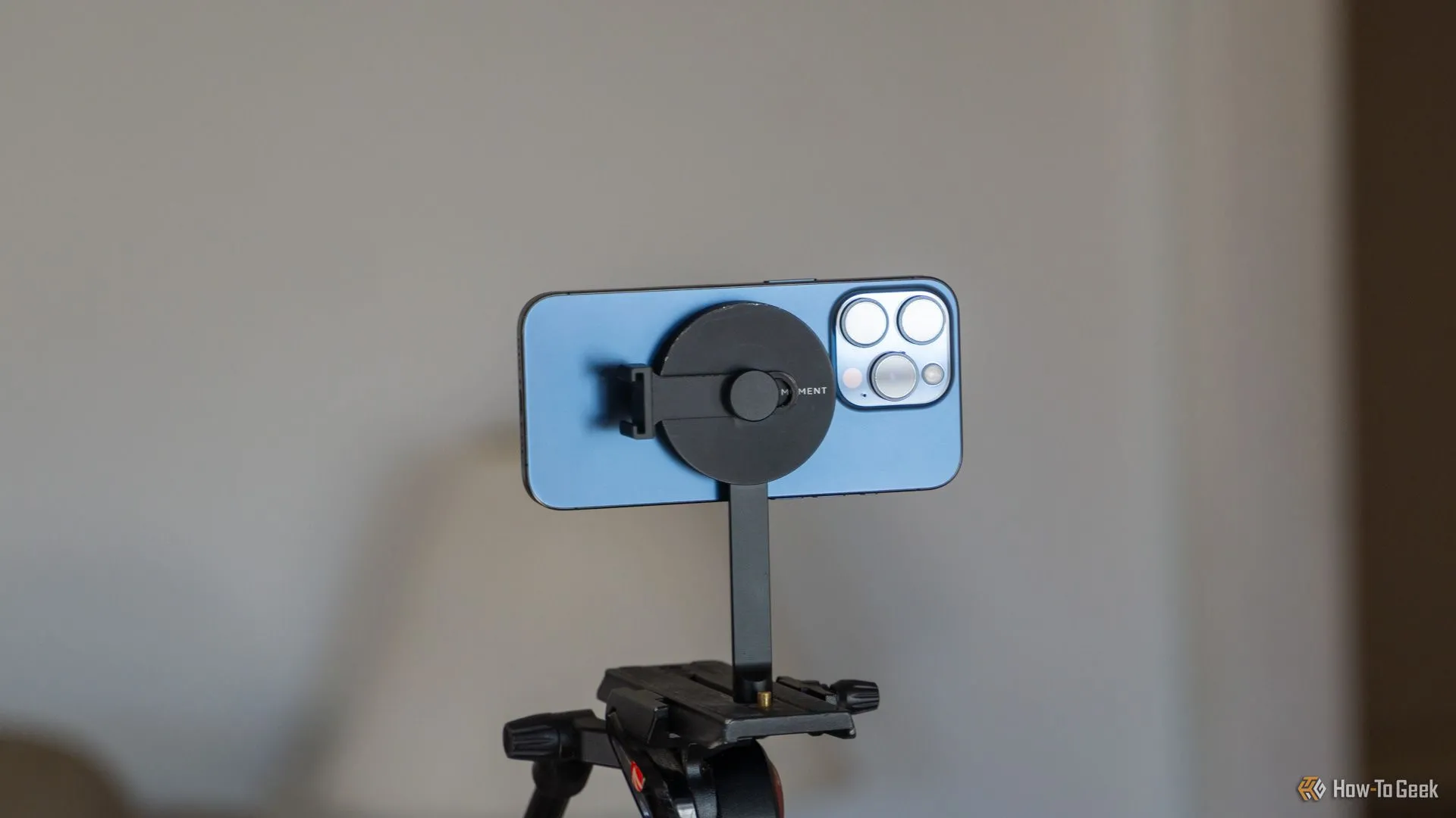 Điện thoại iPhone gắn trên giá đỡ tripod MagSafe