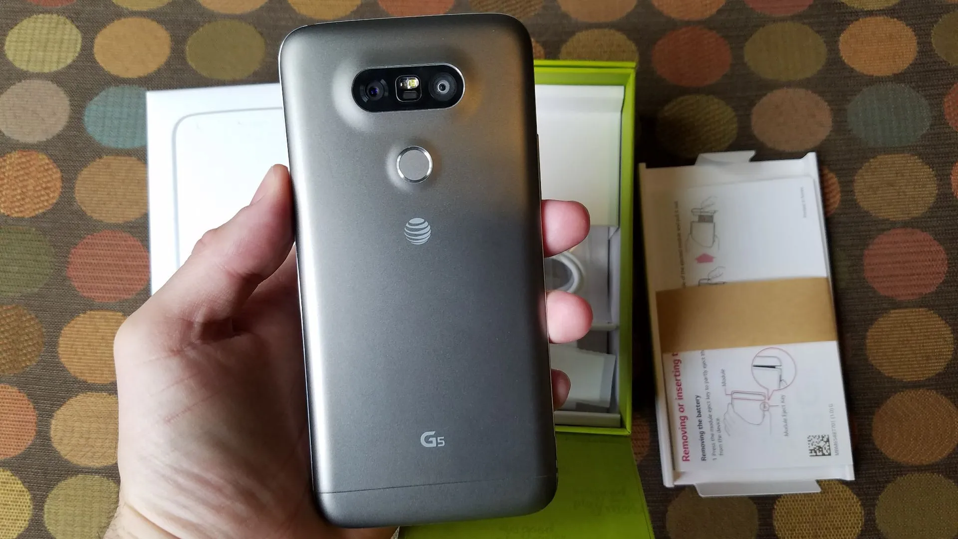 điện thoại LG G5 màu bạc cầm trên tay, minh họa thiết kế mô-đun độc đáo