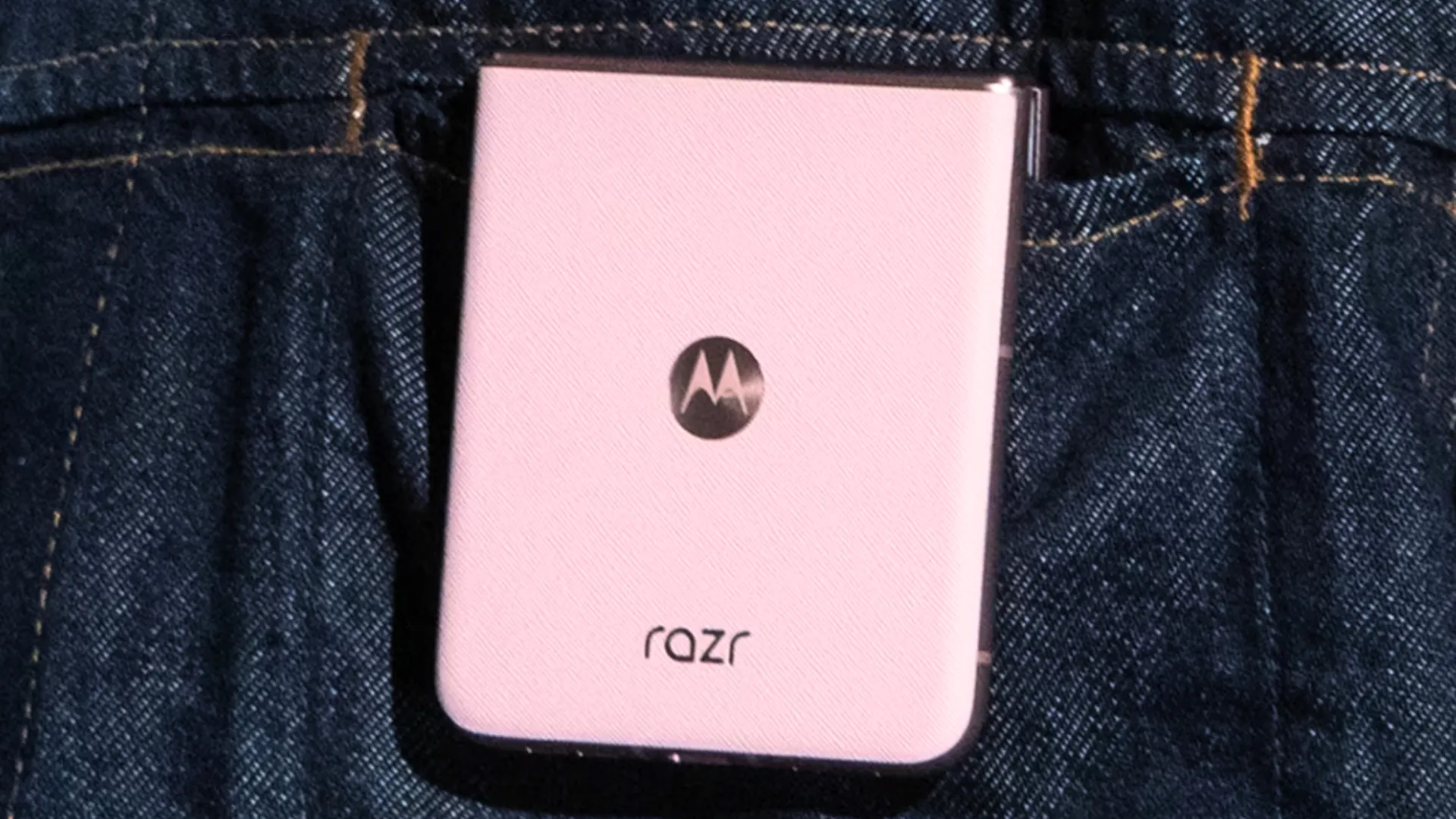 Điện thoại Motorola Razr 2025 màu hồng nhạt, hiển thị mặt trước và mặt lưng