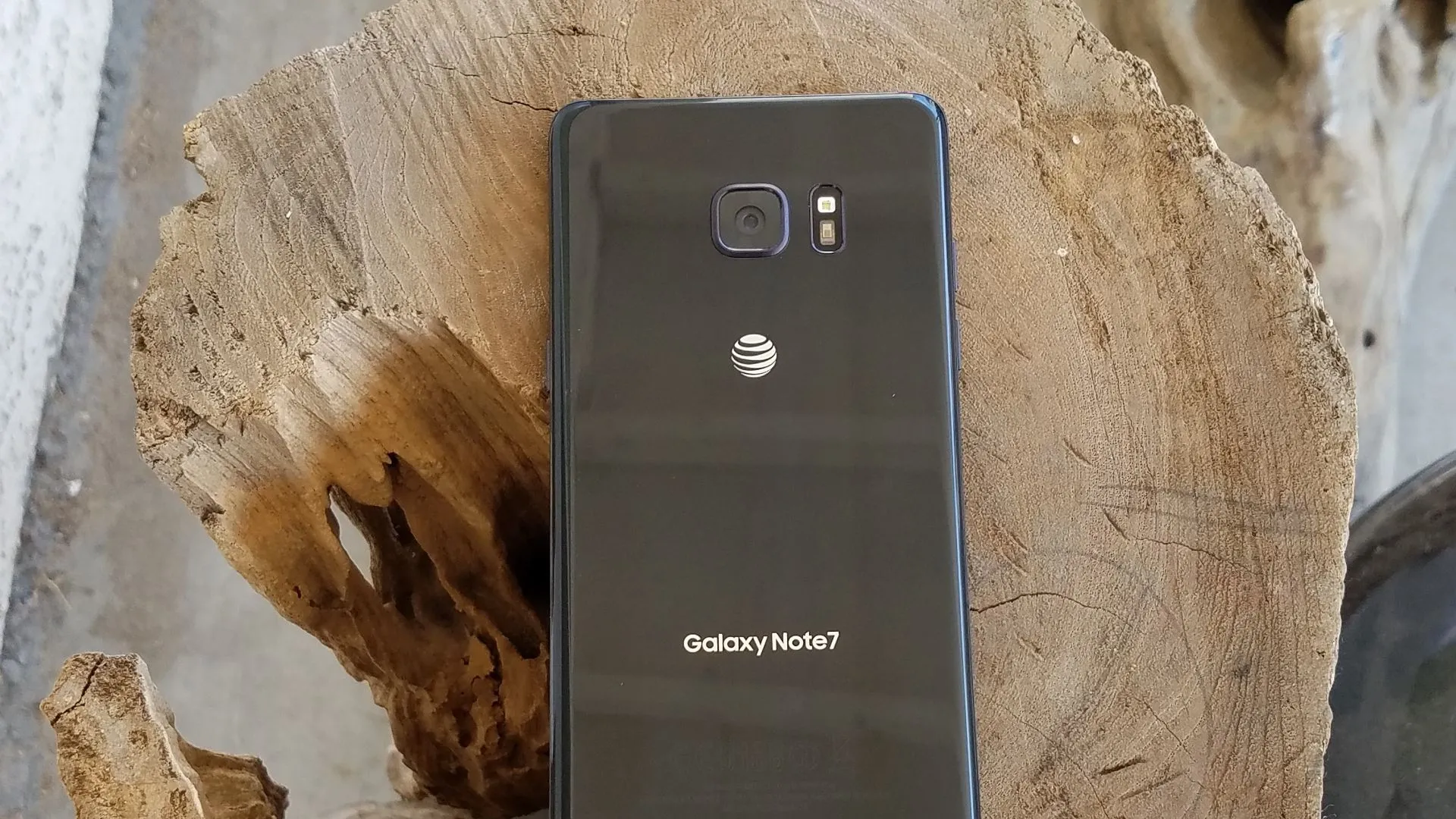 điện thoại Samsung Galaxy Note 7 đặt trên khối gỗ với màn hình cong đặc trưng