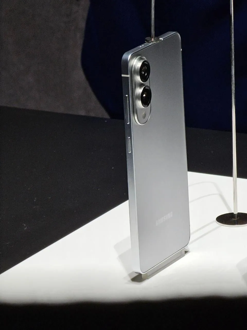 Điện thoại Samsung Galaxy S25 Edge màu đen với thiết kế siêu mỏng được đặt thẳng đứng trên bàn.