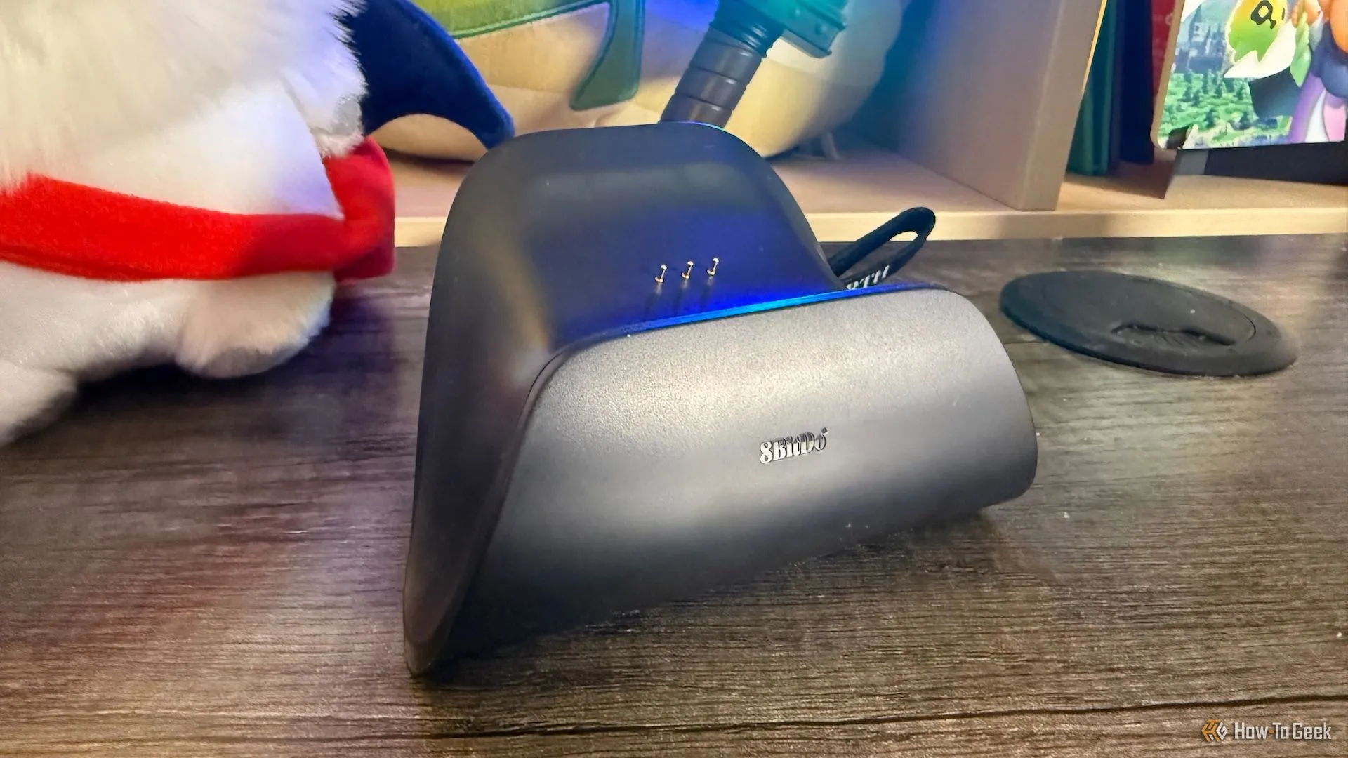 Dock sạc của tay cầm 8BitDo Ultimate 2.4G đặt trên bàn