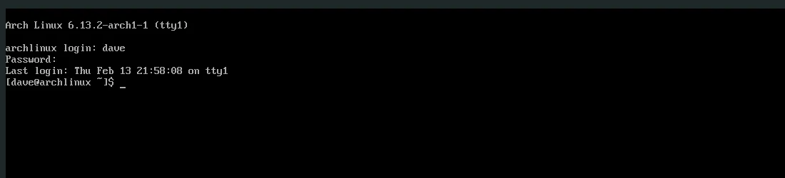 Dòng lệnh terminal trên giao diện Arch Linux tối giản sau khi cài đặt