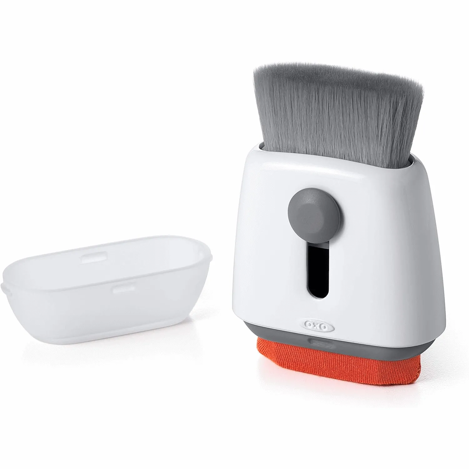 Dụng cụ vệ sinh OXO Good Grips đang làm sạch bụi trên bàn phím