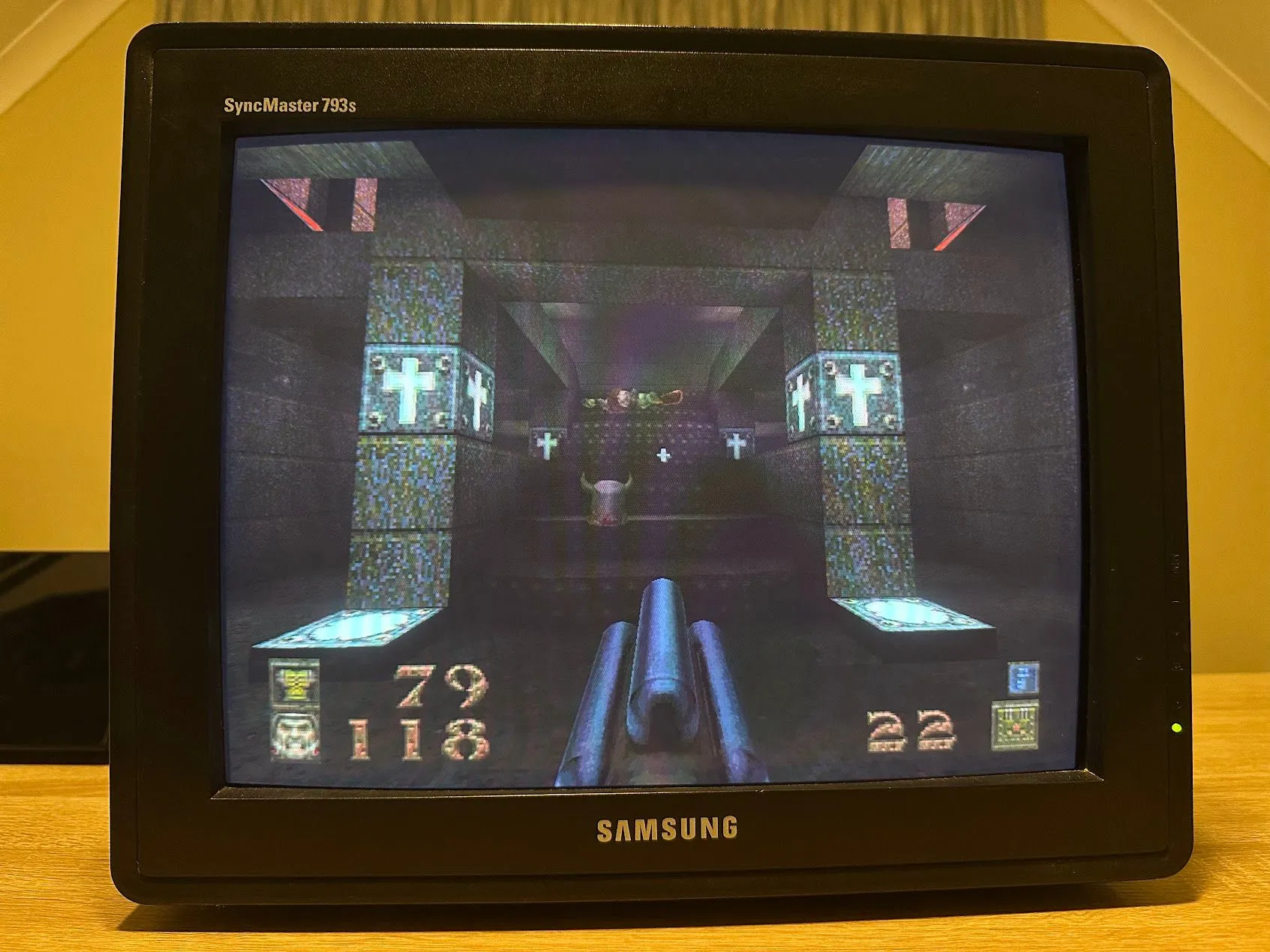 Game Quake đang chạy trên màn hình CRT, hiển thị đồ họa 3D đa giác đột phá của engine Id Tech 2