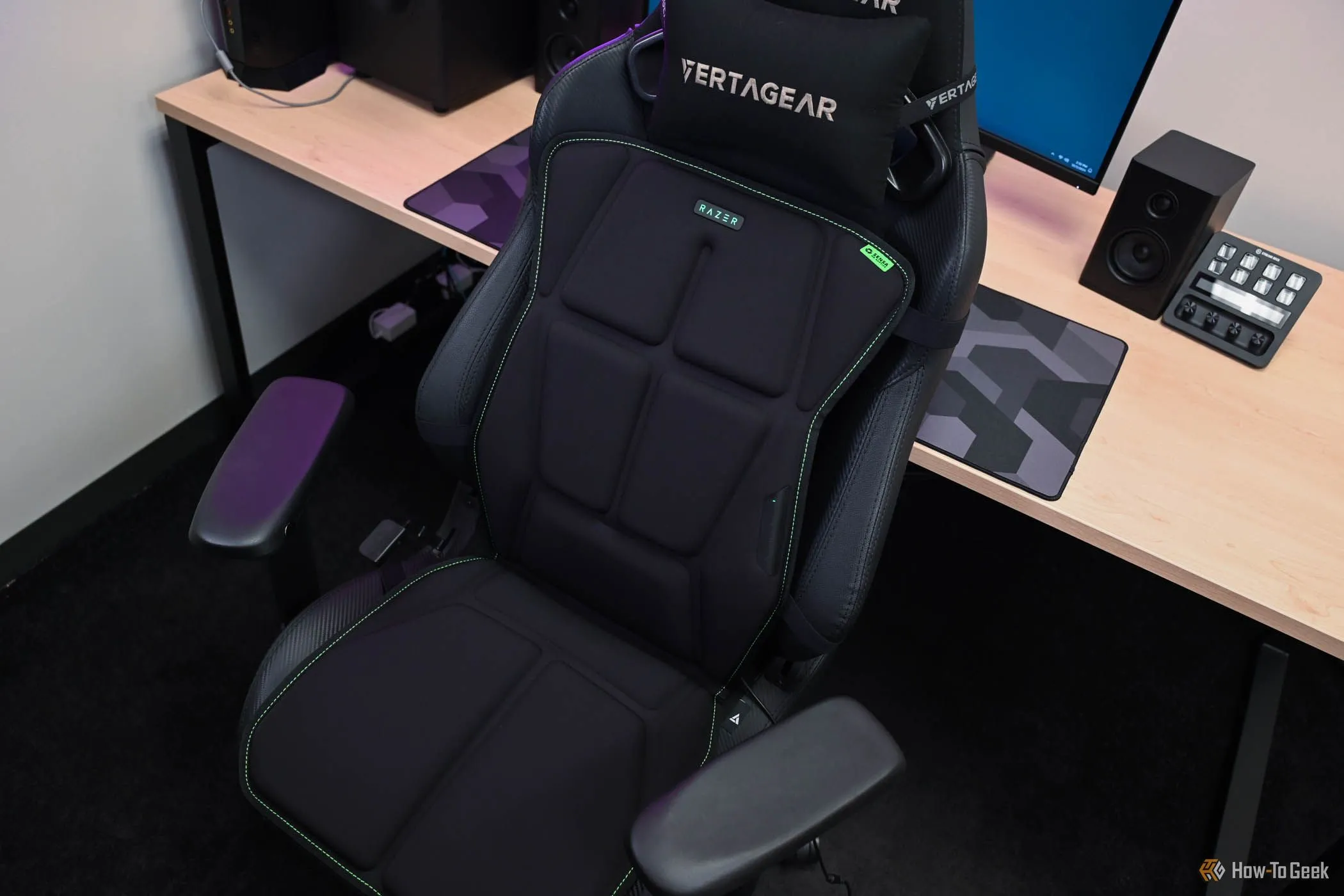 Ghế gaming Razer Freyja trước bàn làm việc với tai nghe