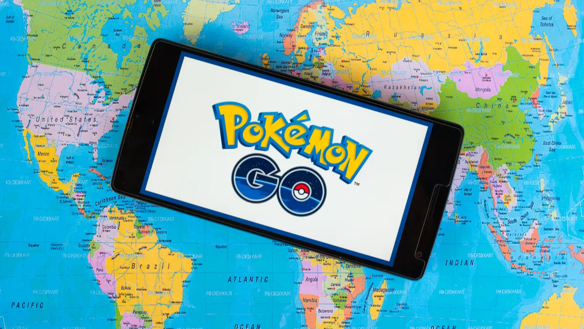 Giao diện bản đồ trong game Pokémon GO, hiển thị các địa điểm và Pokémon xung quanh người chơi