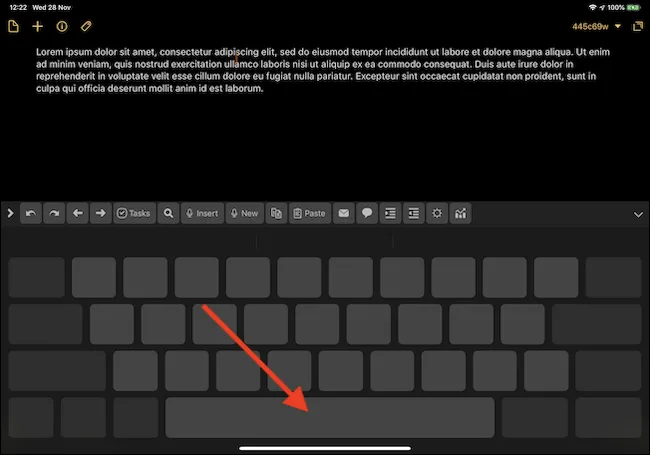 Giao diện bàn phím ảo iPad hiển thị chế độ bàn di chuột, cho phép thao tác chọn văn bản dễ dàng