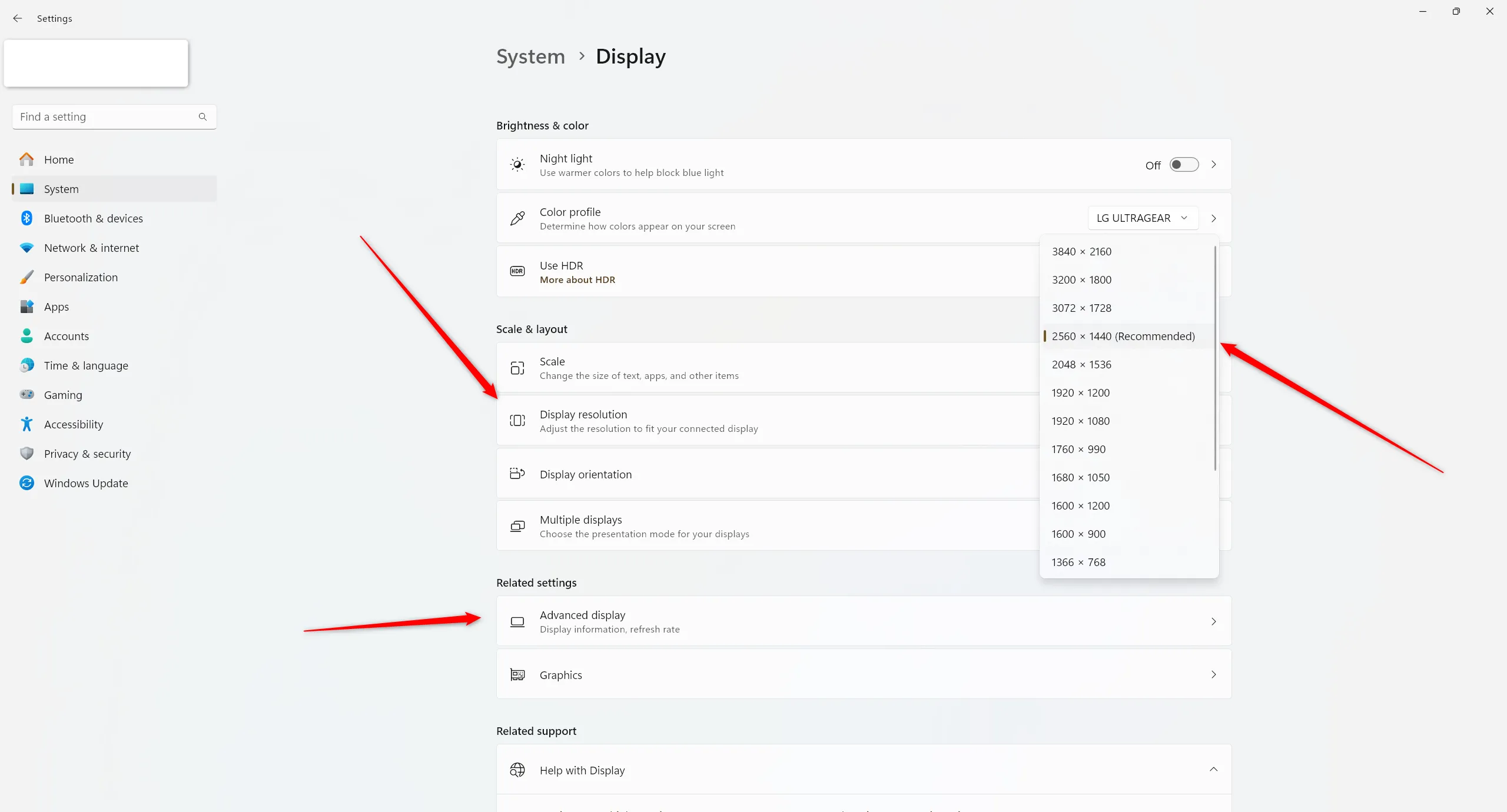 Giao diện cài đặt màn hình (Display settings) trên Windows 11, hiển thị tùy chọn độ phân giải và bố cục.