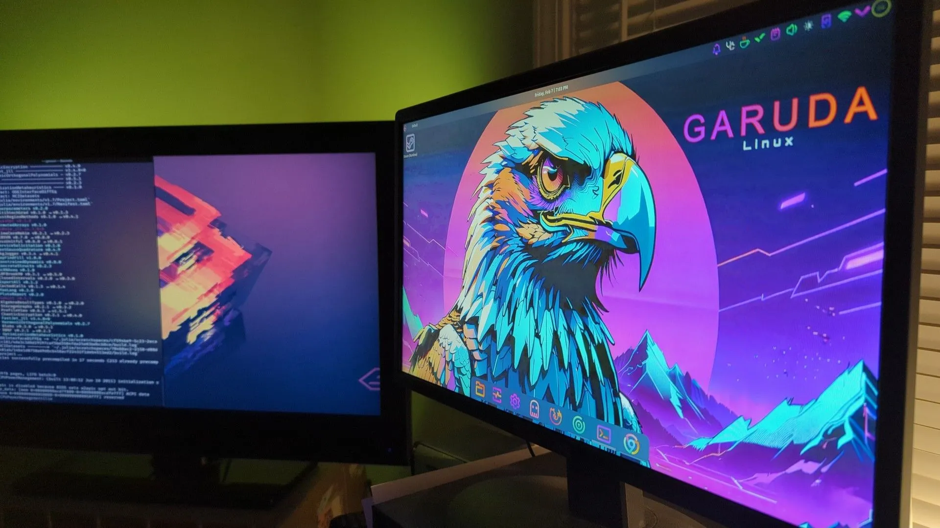 Giao diện desktop ấn tượng của Garuda Linux trên hai màn hình, thể hiện sự tùy biến cao của hệ điều hành này