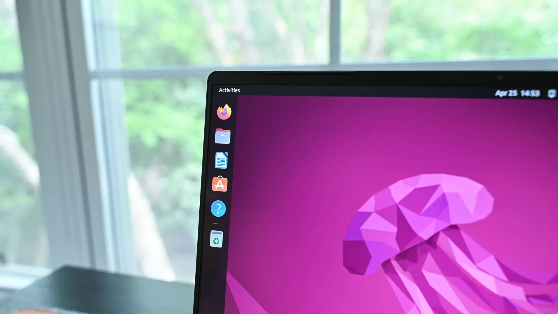 Giao diện desktop Ubuntu với thanh công cụ bên cạnh trên màn hình laptop