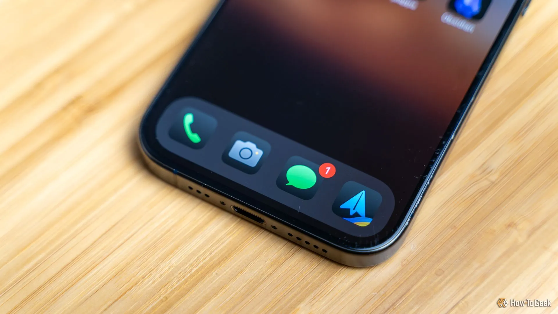 Giao diện dock của iPhone hiển thị ứng dụng điện thoại, máy ảnh, tin nhắn và ứng dụng email Spark