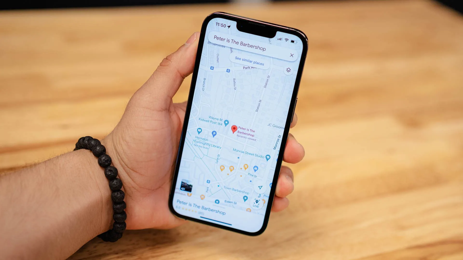 Giao diện Google Maps đang chỉ đường đi bộ trên iPhone