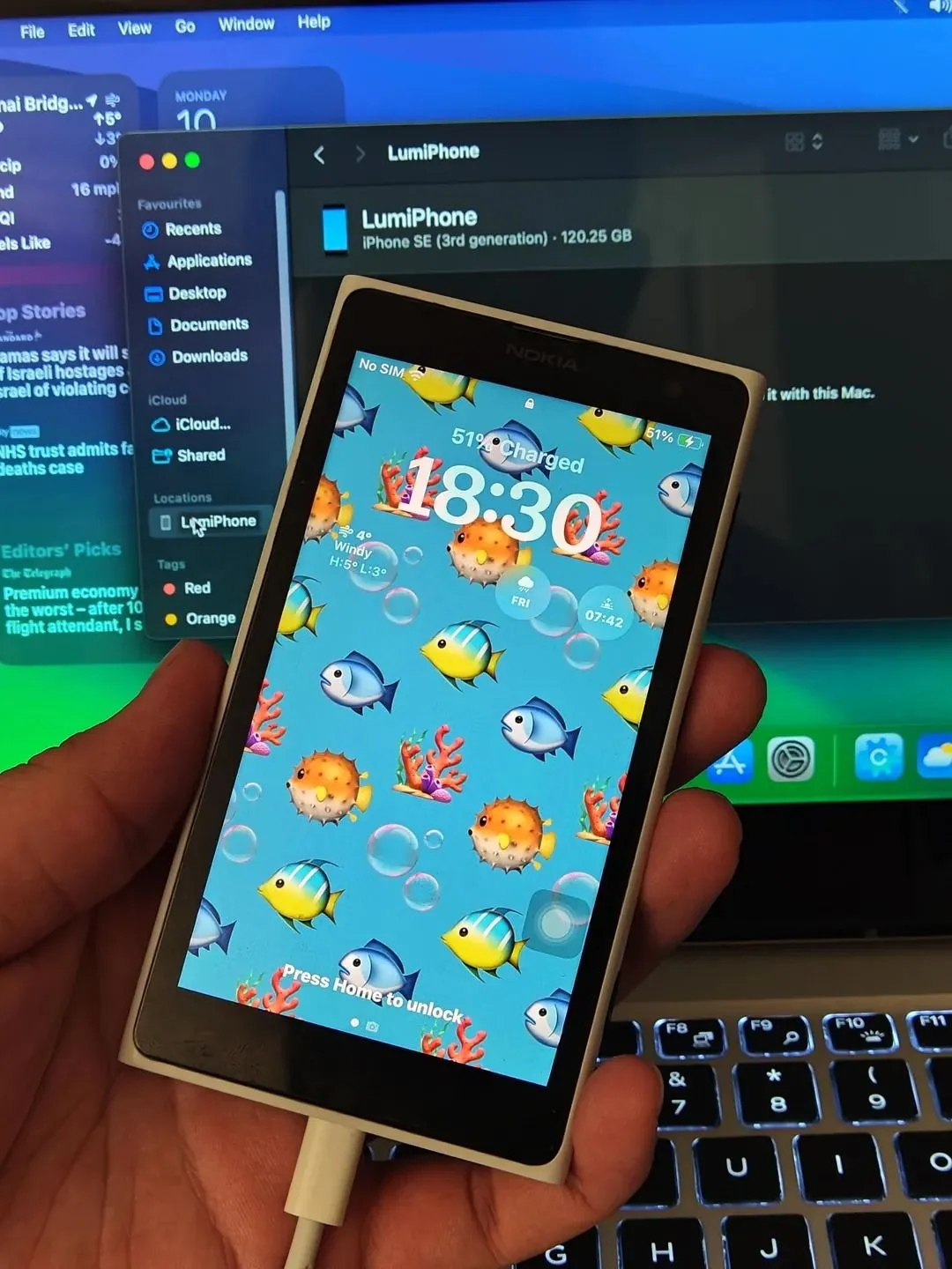 Giao diện iOS đang chạy trên màn hình của chiếc iPhone mod vỏ Lumia, cho thấy tính năng đầy đủ